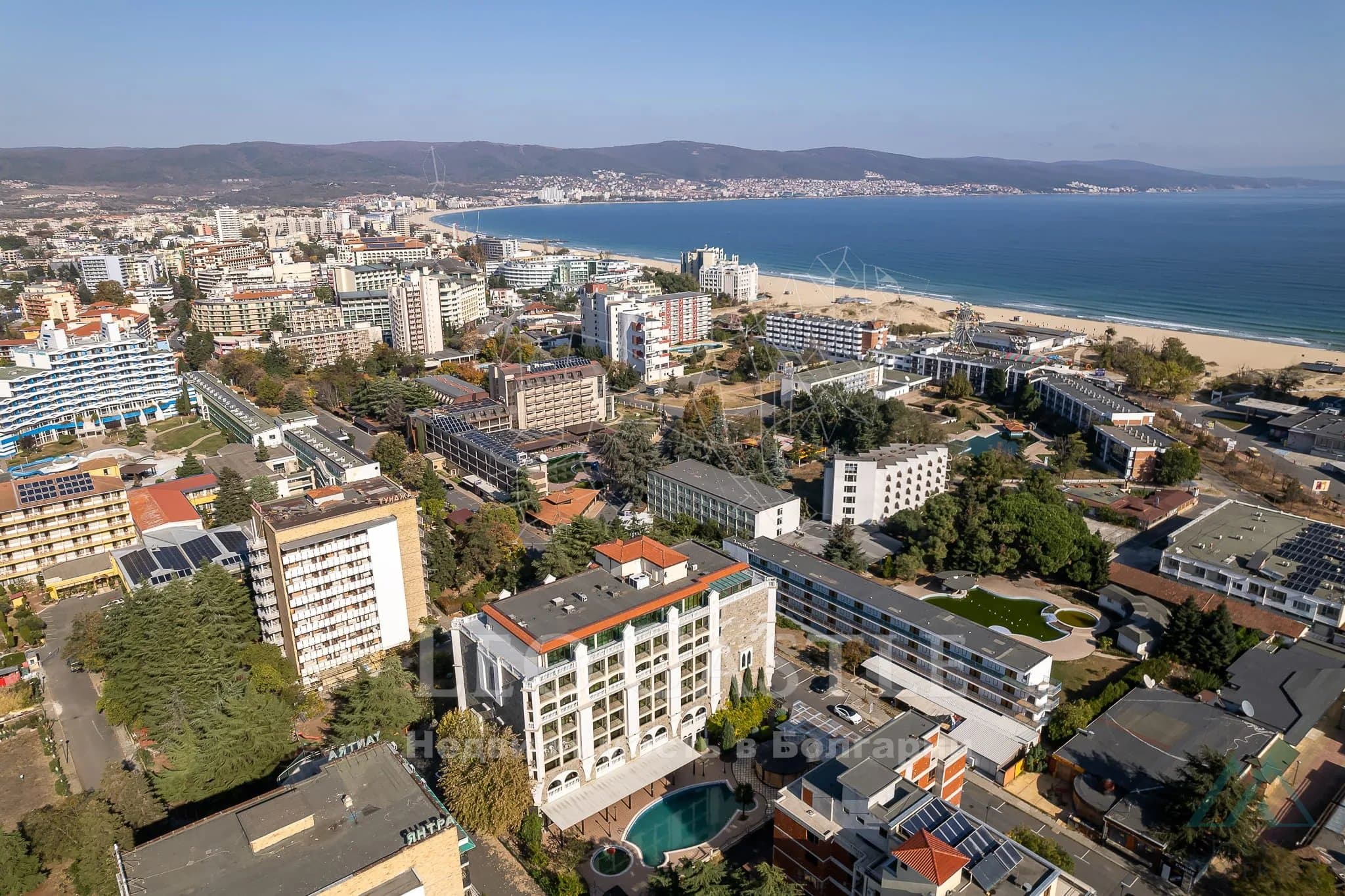 Priestranný 2-izbový apartmán 83,21 m² s 2 kúpeľňami a výhľadom na more v komplexe Babylon na Slnečnom pobreží. - 2