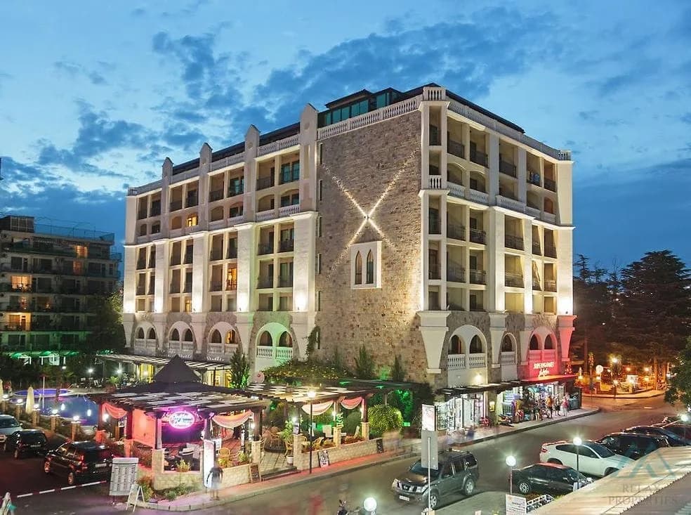 Priestranný 2-izbový apartmán 83,21 m² s 2 kúpeľňami a výhľadom na more v komplexe Babylon na Slnečnom pobreží. - foto 7