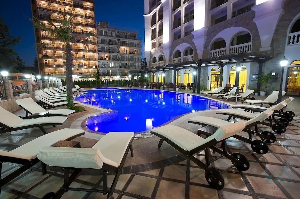 Priestranný 2-izbový apartmán 83,21 m² s 2 kúpeľňami a výhľadom na more v komplexe Babylon na Slnečnom pobreží. - foto 9