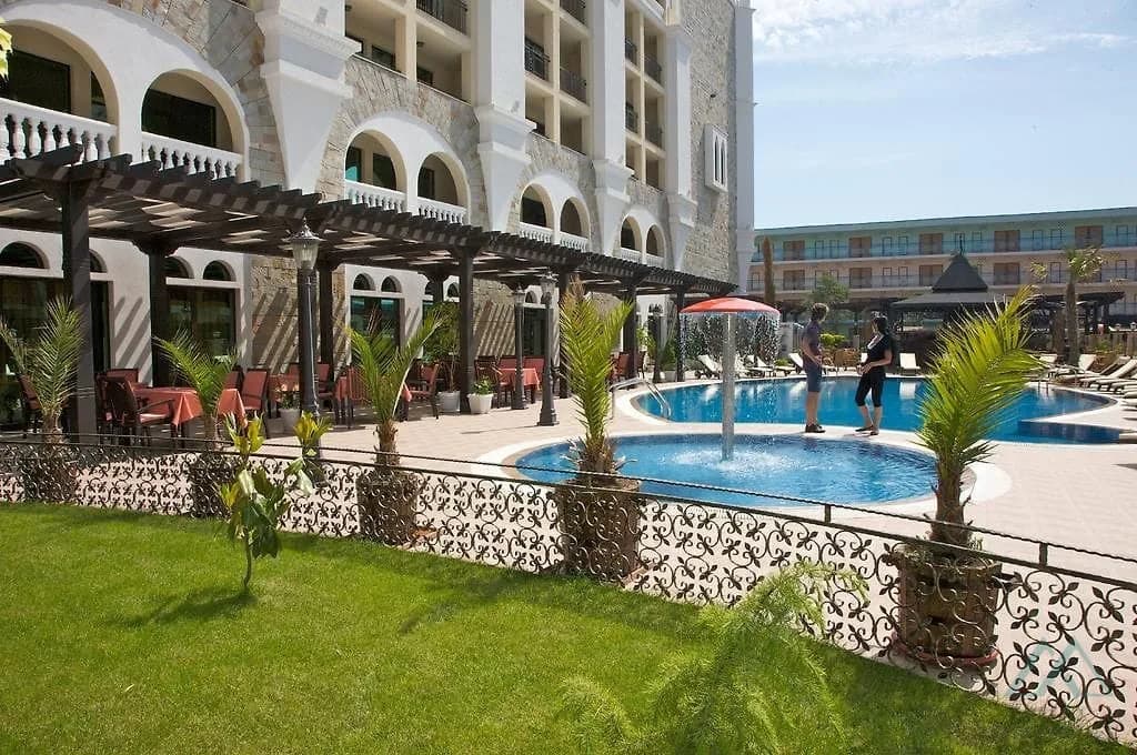 Priestranný 2-izbový apartmán 83,21 m² s 2 kúpeľňami a výhľadom na more v komplexe Babylon na Slnečnom pobreží. - foto 10