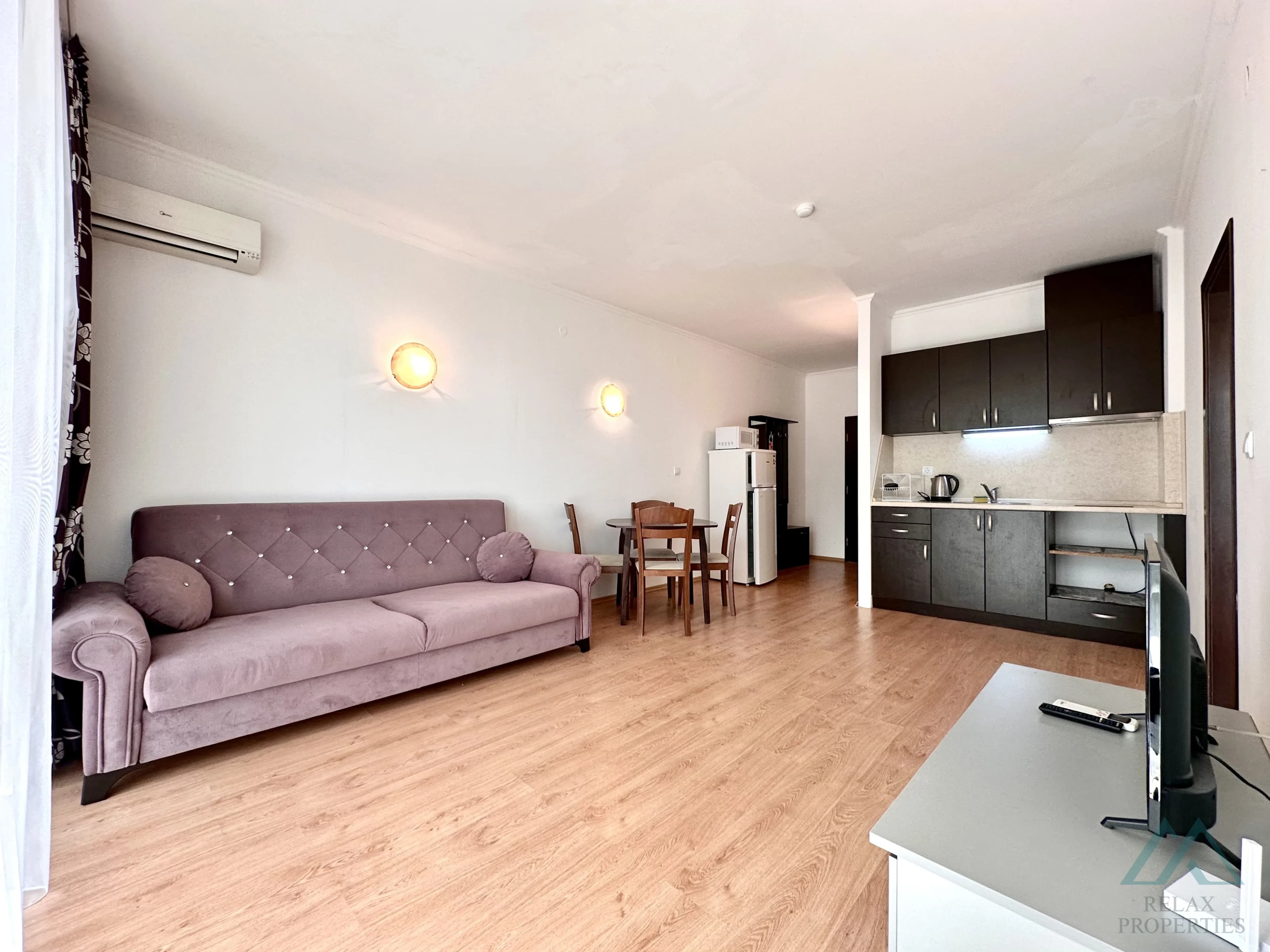 Priestranný 2-izbový apartmán 83,21 m² s 2 kúpeľňami a výhľadom na more v komplexe Babylon na Slnečnom pobreží. - foto 17