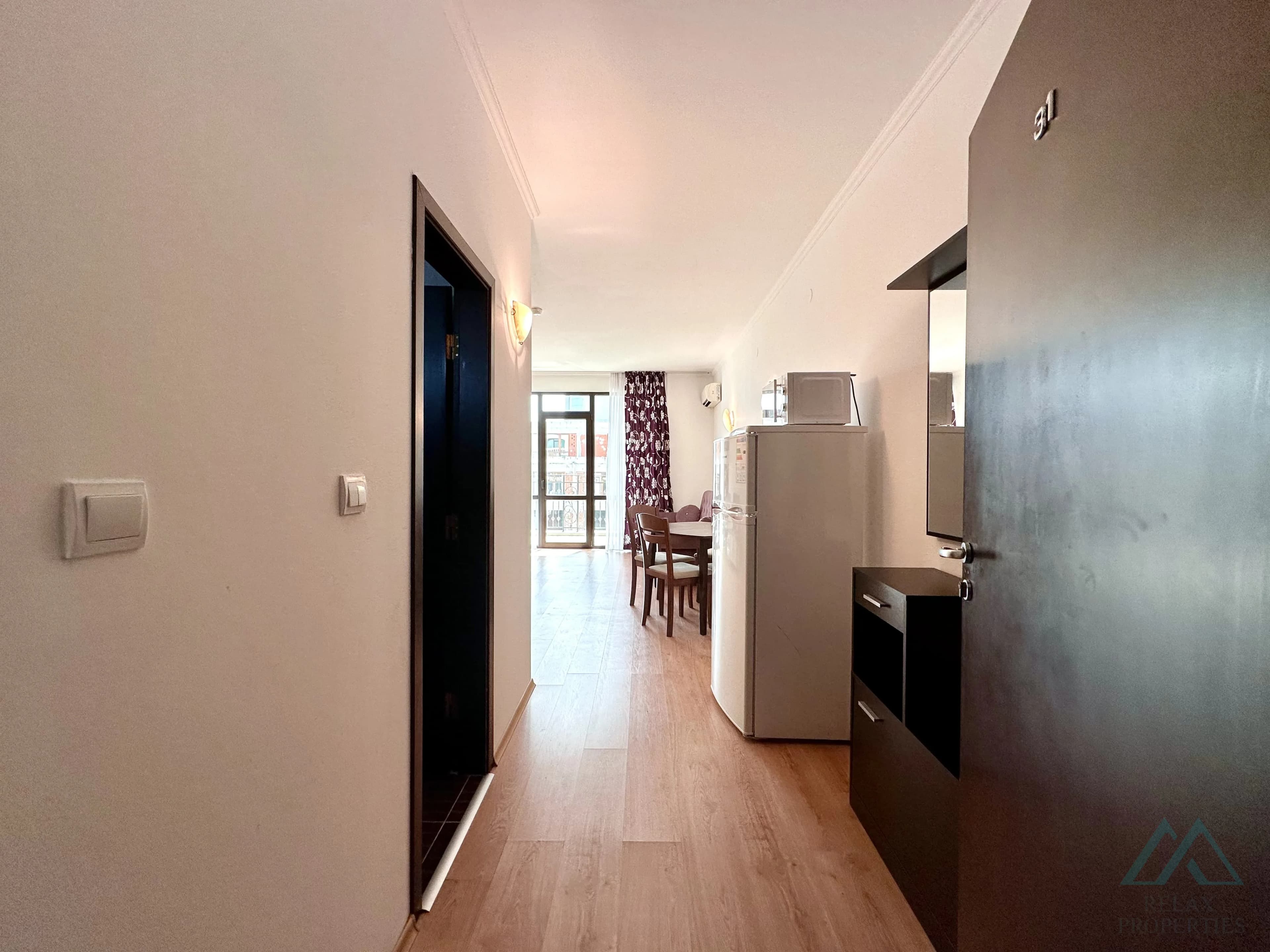 Priestranný 2-izbový apartmán 83,21 m² s 2 kúpeľňami a výhľadom na more v komplexe Babylon na Slnečnom pobreží. - foto 13