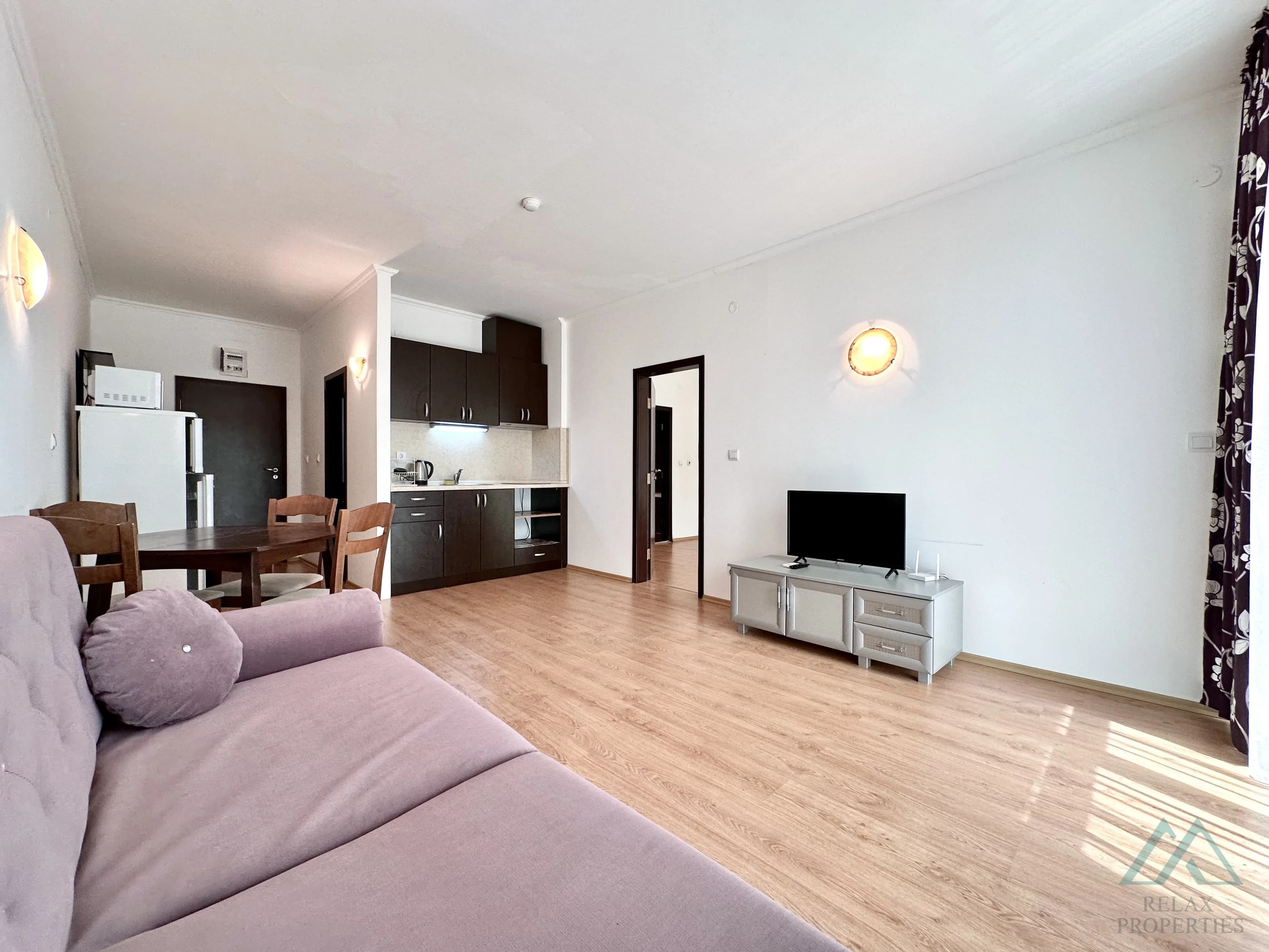 Priestranný 2-izbový apartmán 83,21 m² s 2 kúpeľňami a výhľadom na more v komplexe Babylon na Slnečnom pobreží. - foto 16