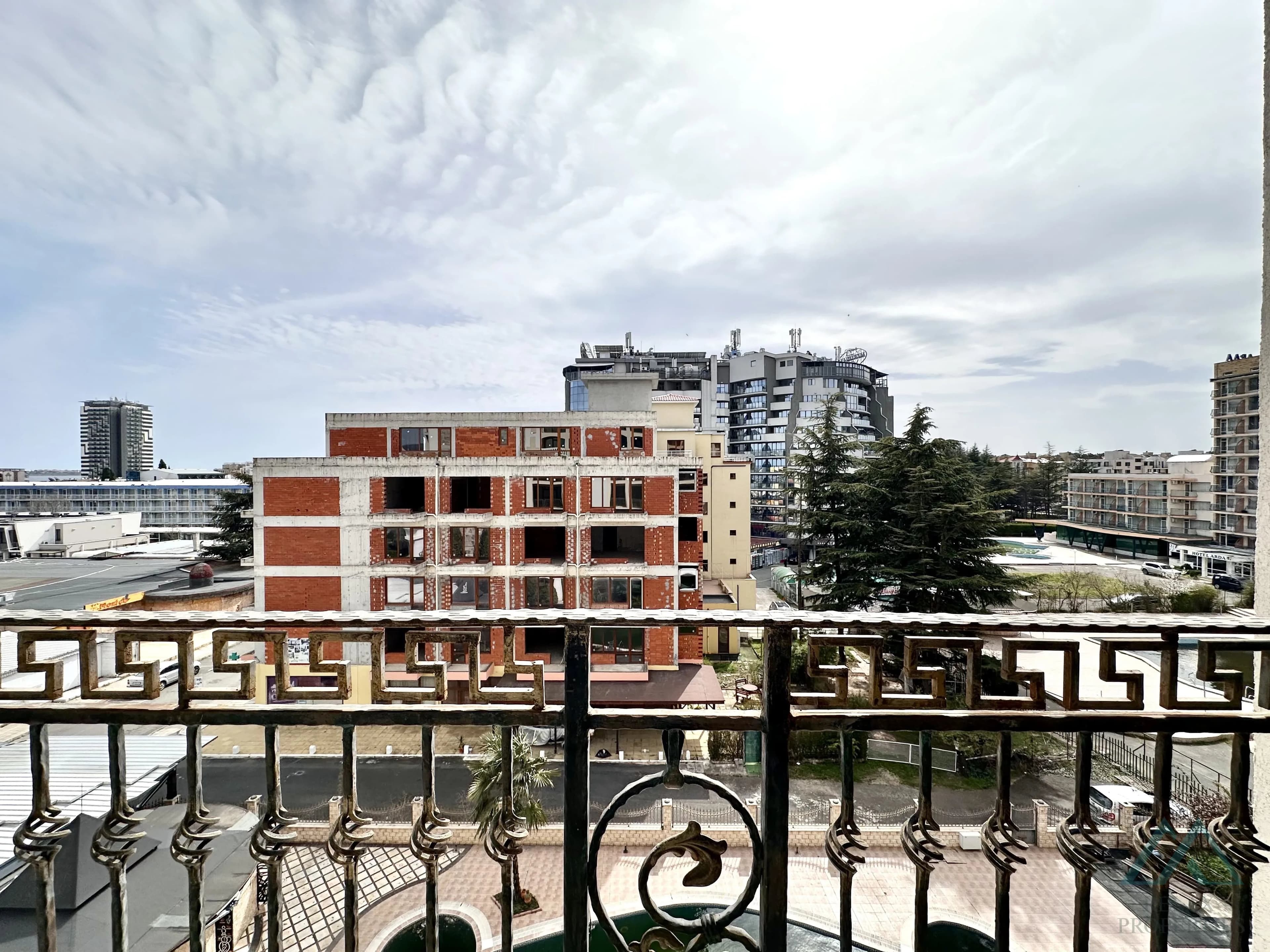 Priestranný 2-izbový apartmán 83,21 m² s 2 kúpeľňami a výhľadom na more v komplexe Babylon na Slnečnom pobreží. - foto 33