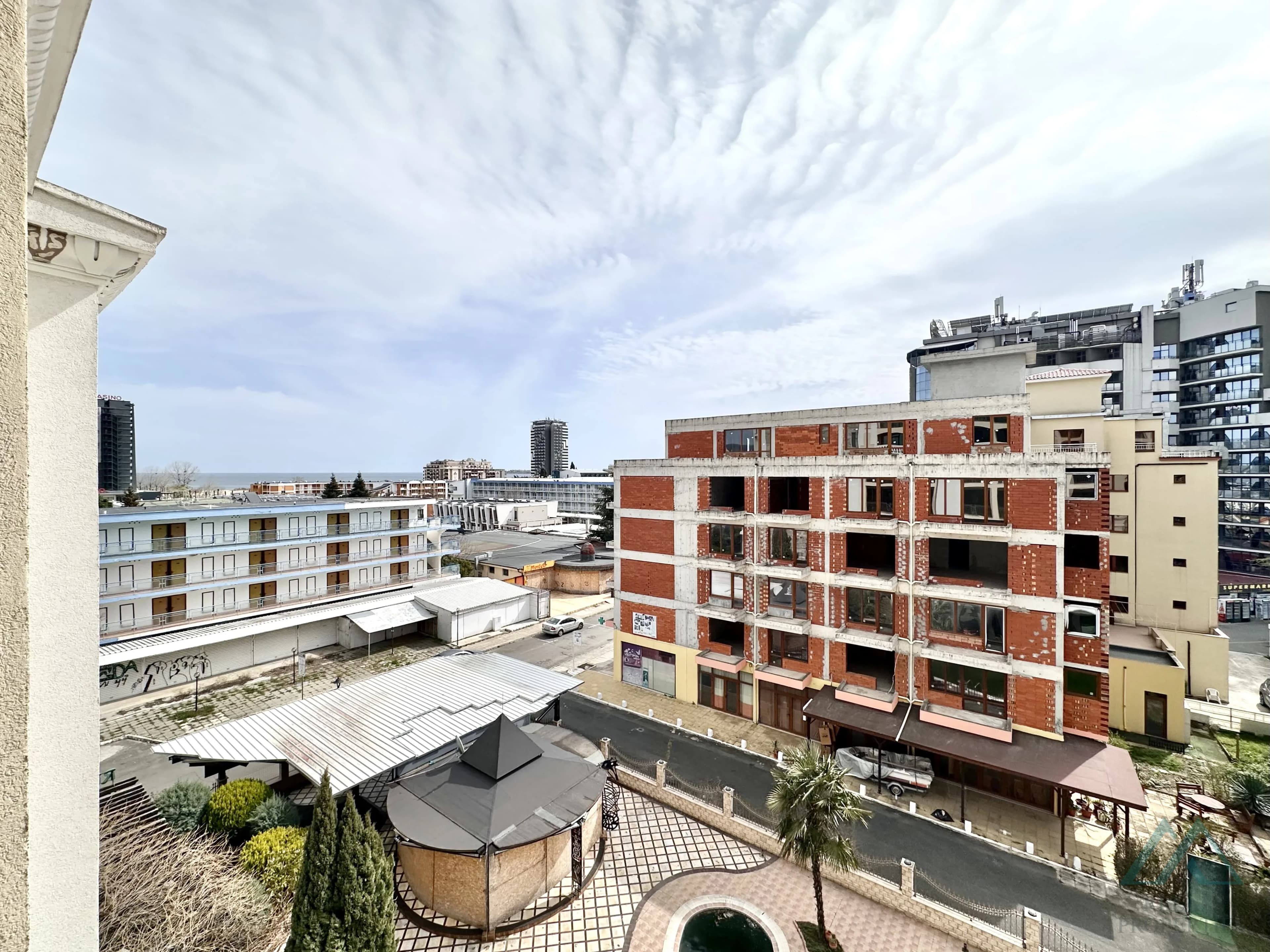 Priestranný 2-izbový apartmán 83,21 m² s 2 kúpeľňami a výhľadom na more v komplexe Babylon na Slnečnom pobreží. - foto 34