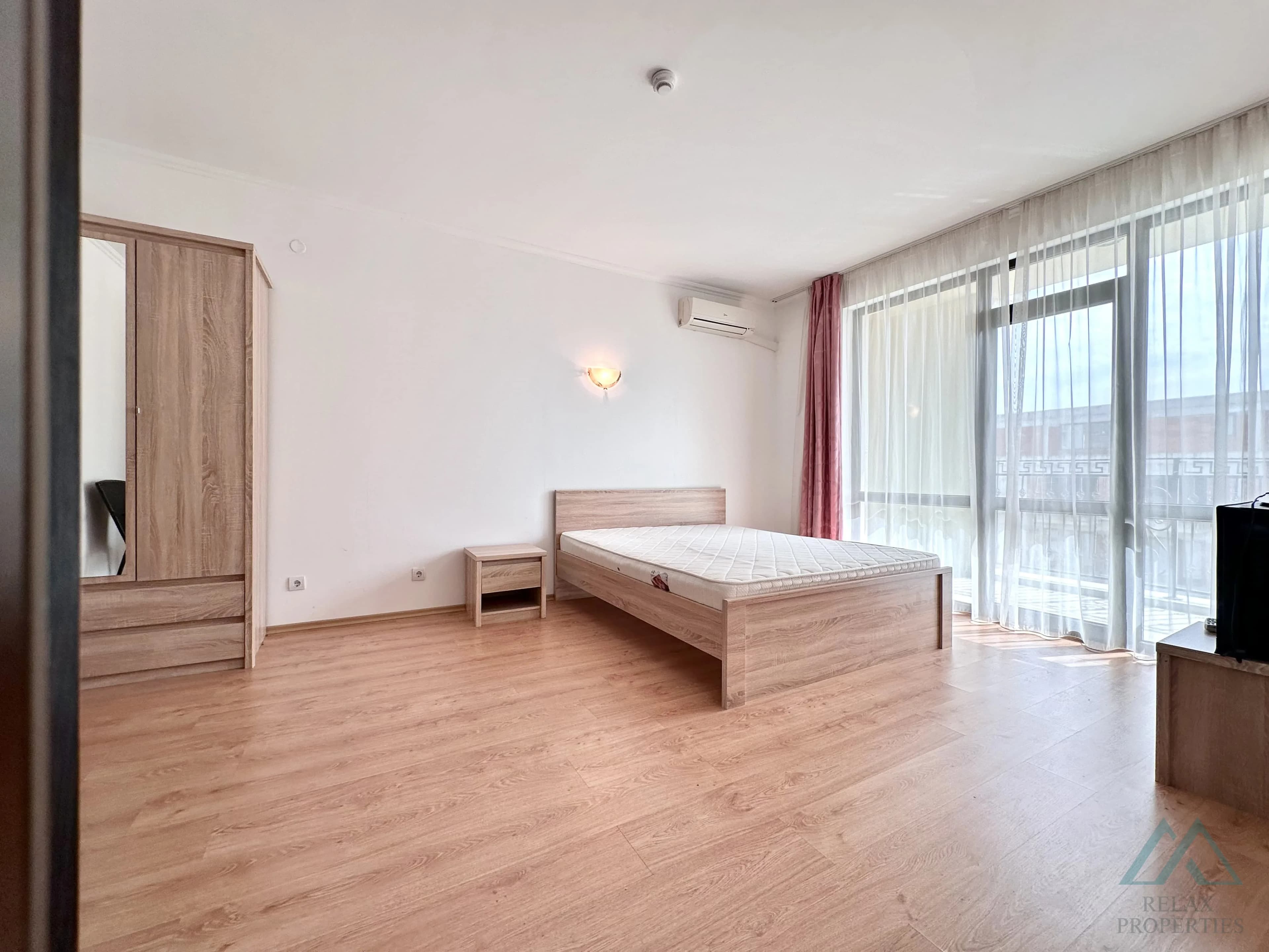 Priestranný 2-izbový apartmán 83,21 m² s 2 kúpeľňami a výhľadom na more v komplexe Babylon na Slnečnom pobreží. - foto 24