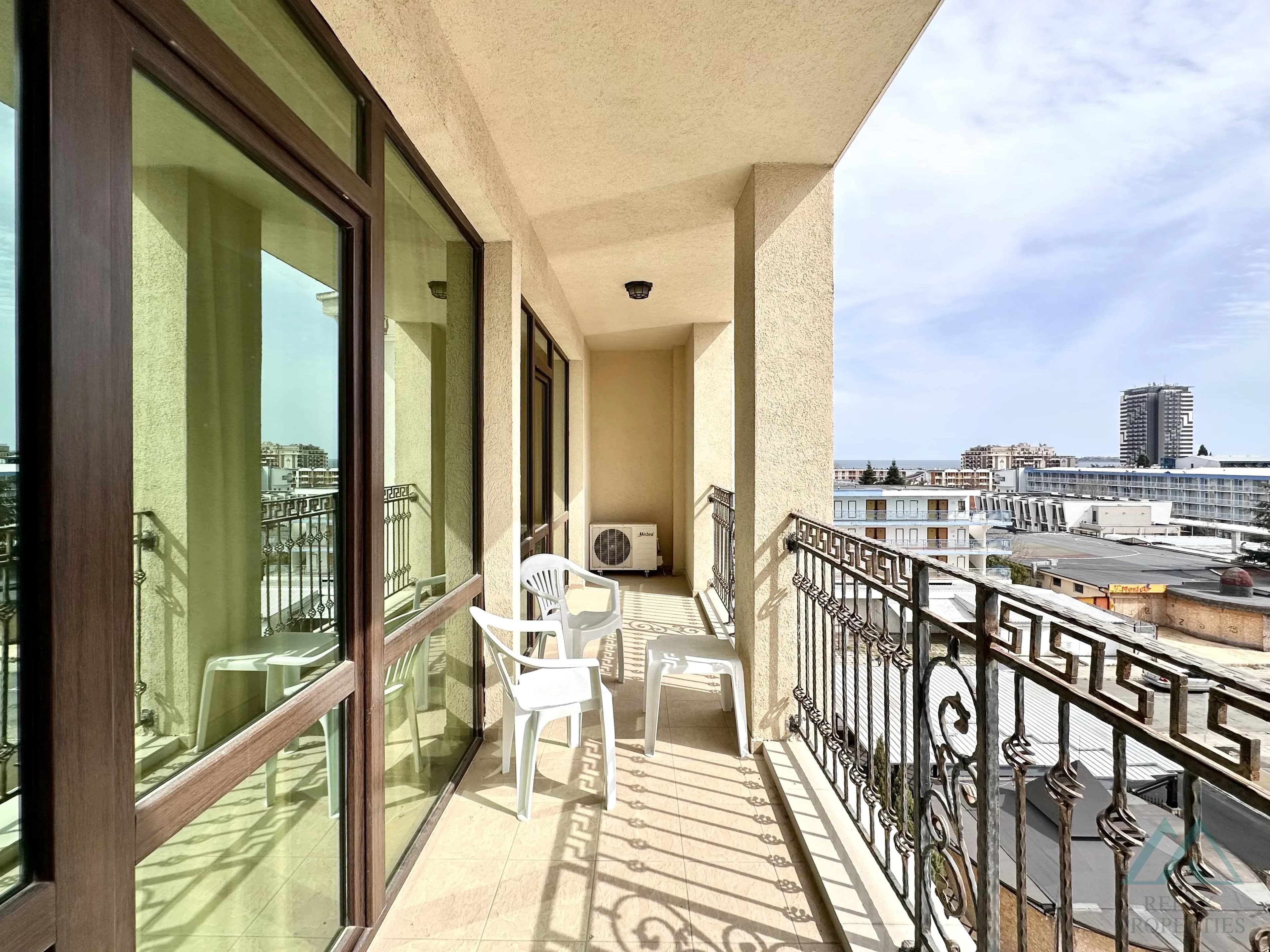 Priestranný 2-izbový apartmán 83,21 m² s 2 kúpeľňami a výhľadom na more v komplexe Babylon na Slnečnom pobreží. - foto 32