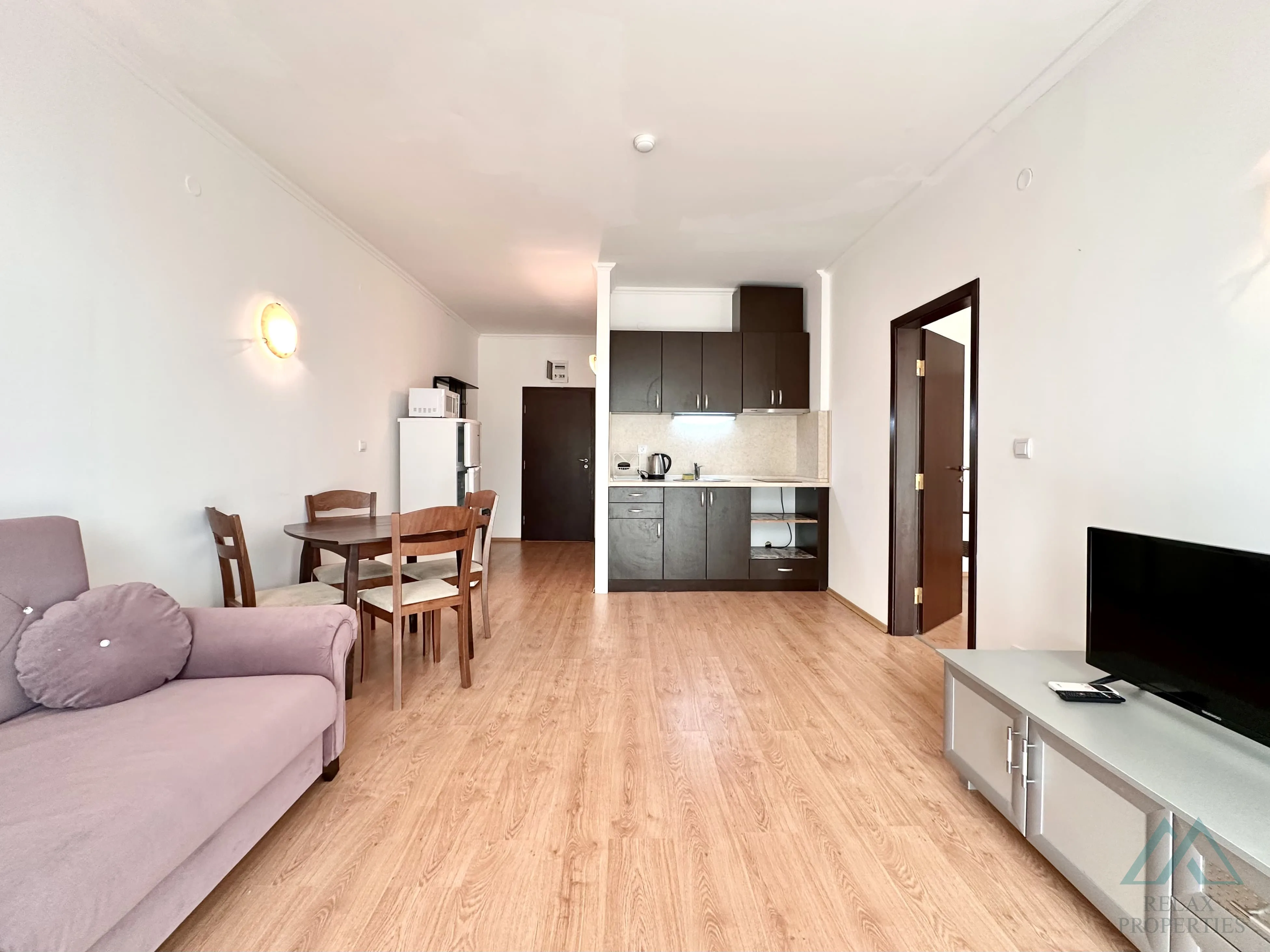 Priestranný 2-izbový apartmán 83,21 m² s 2 kúpeľňami a výhľadom na more v komplexe Babylon na Slnečnom pobreží. - foto 19