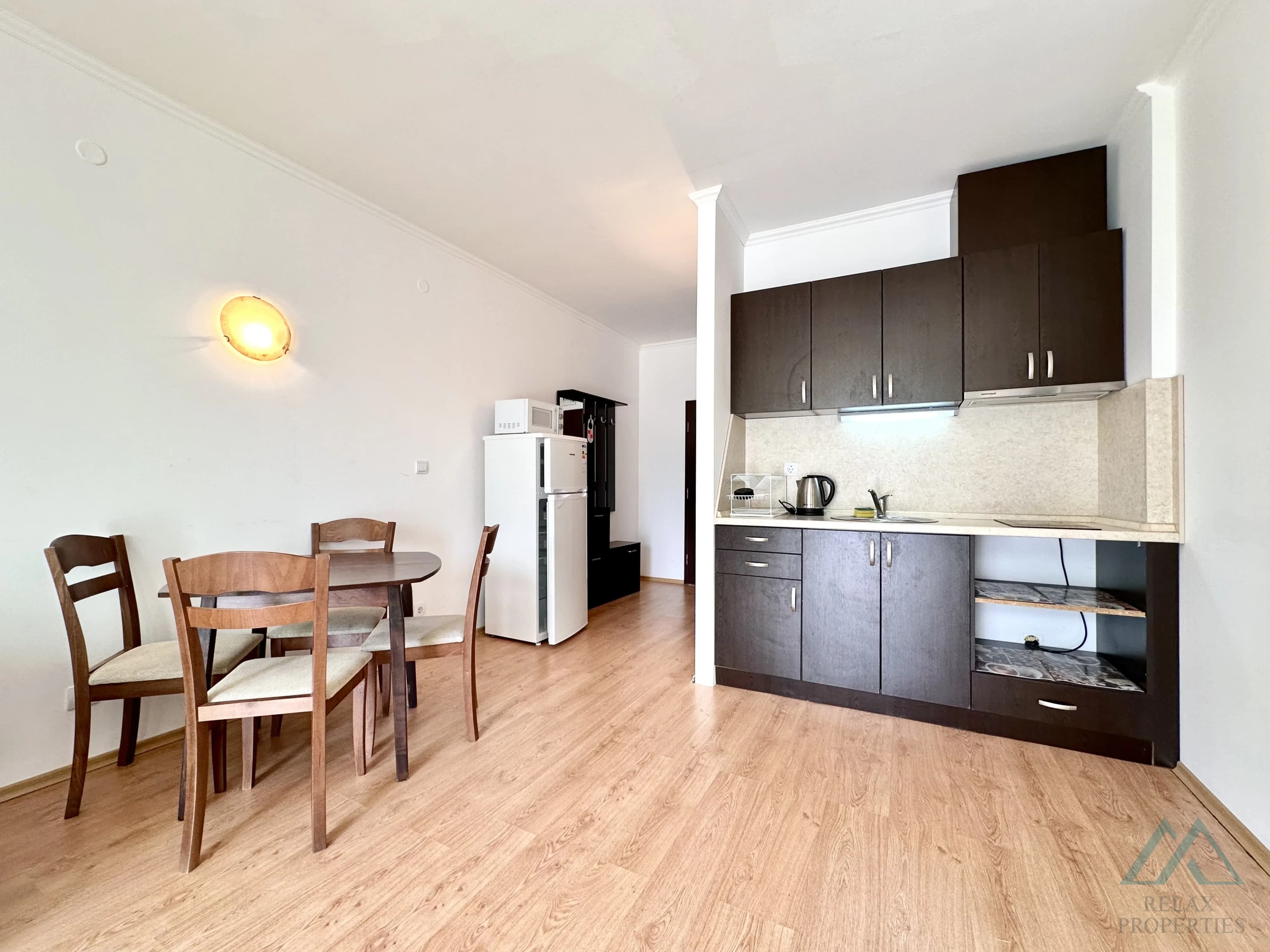 Priestranný 2-izbový apartmán 83,21 m² s 2 kúpeľňami a výhľadom na more v komplexe Babylon na Slnečnom pobreží. - foto 21