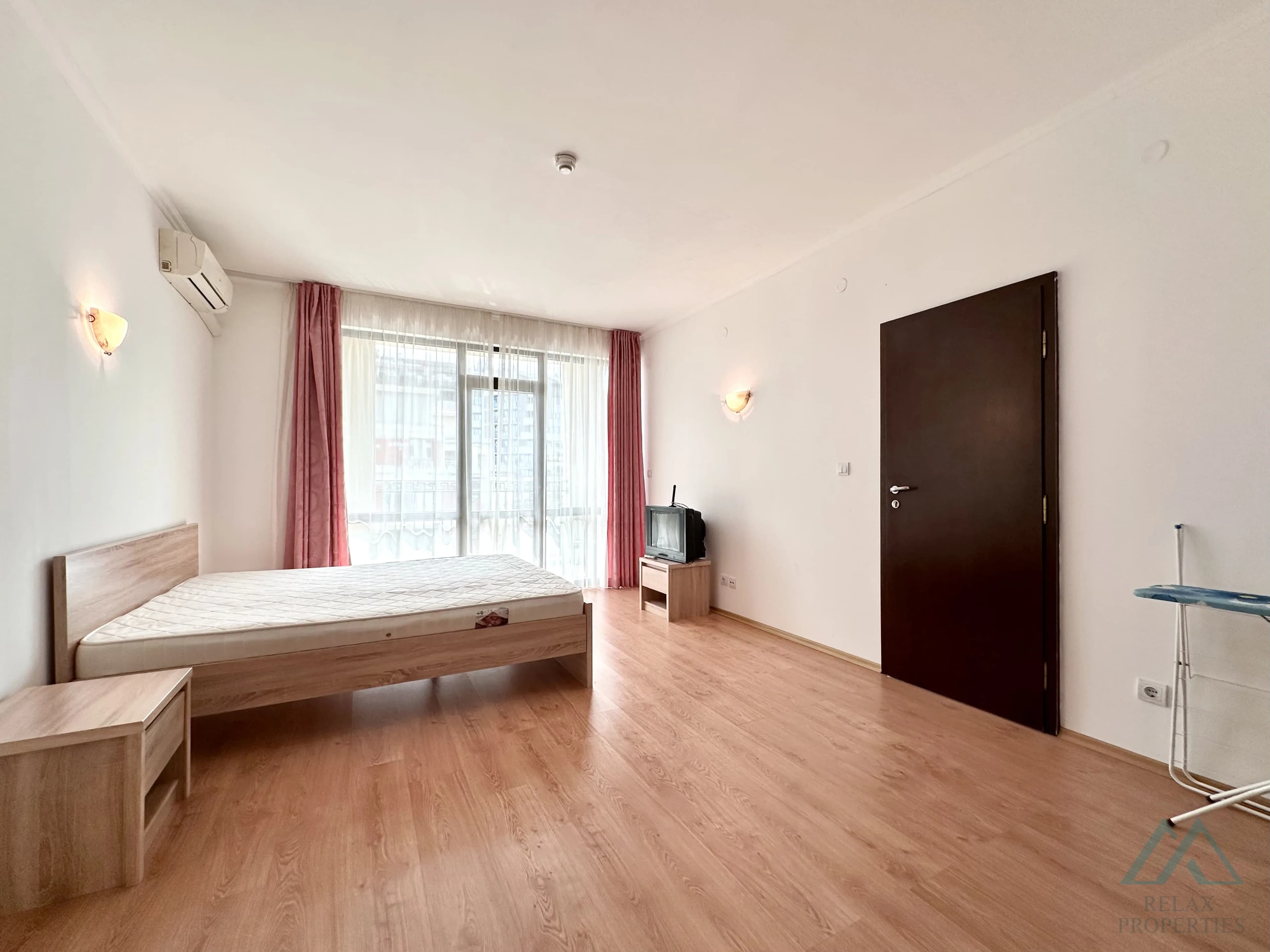 Priestranný 2-izbový apartmán 83,21 m² s 2 kúpeľňami a výhľadom na more v komplexe Babylon na Slnečnom pobreží. - foto 23