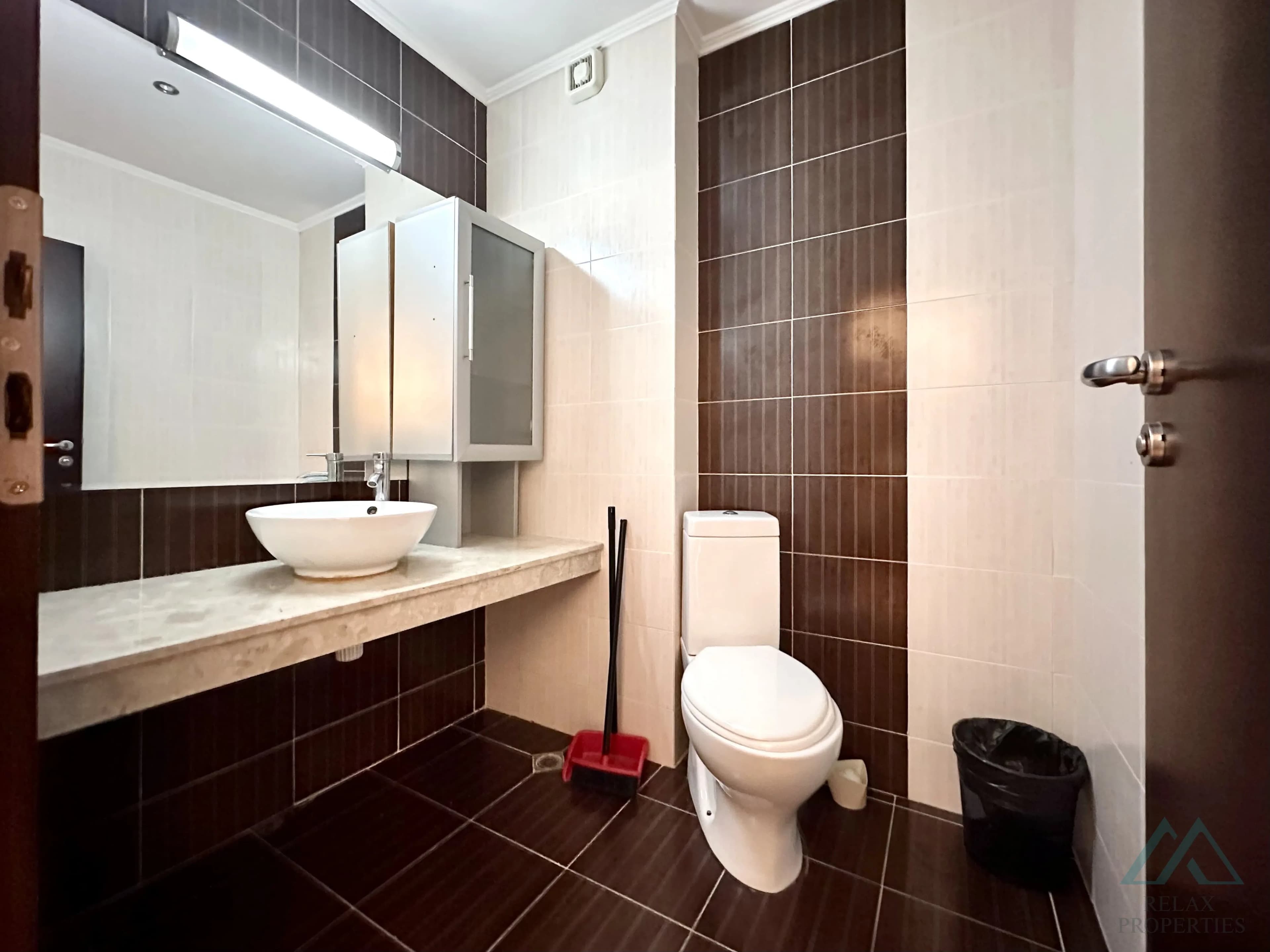 Priestranný 2-izbový apartmán 83,21 m² s 2 kúpeľňami a výhľadom na more v komplexe Babylon na Slnečnom pobreží. - foto 25