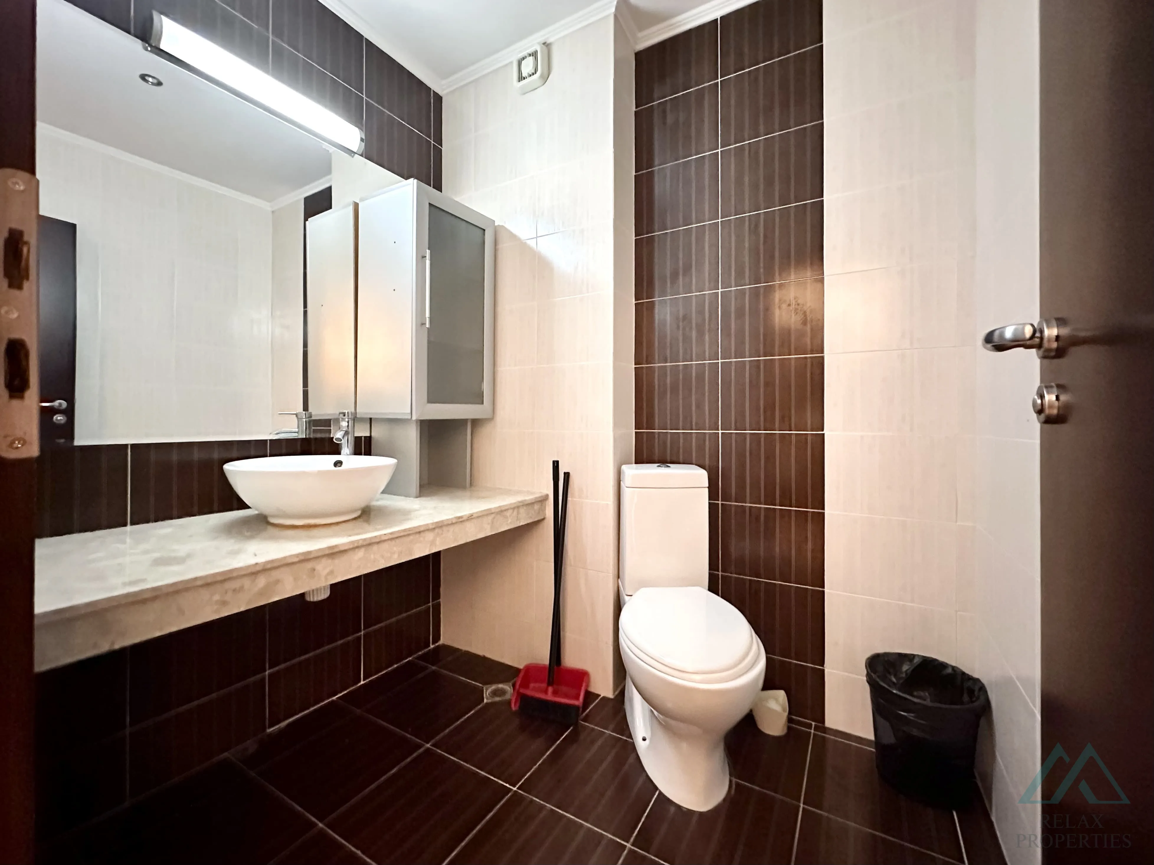 Priestranný 2-izbový apartmán 83,21 m² s 2 kúpeľňami a výhľadom na more v komplexe Babylon na Slnečnom pobreží. - foto 25