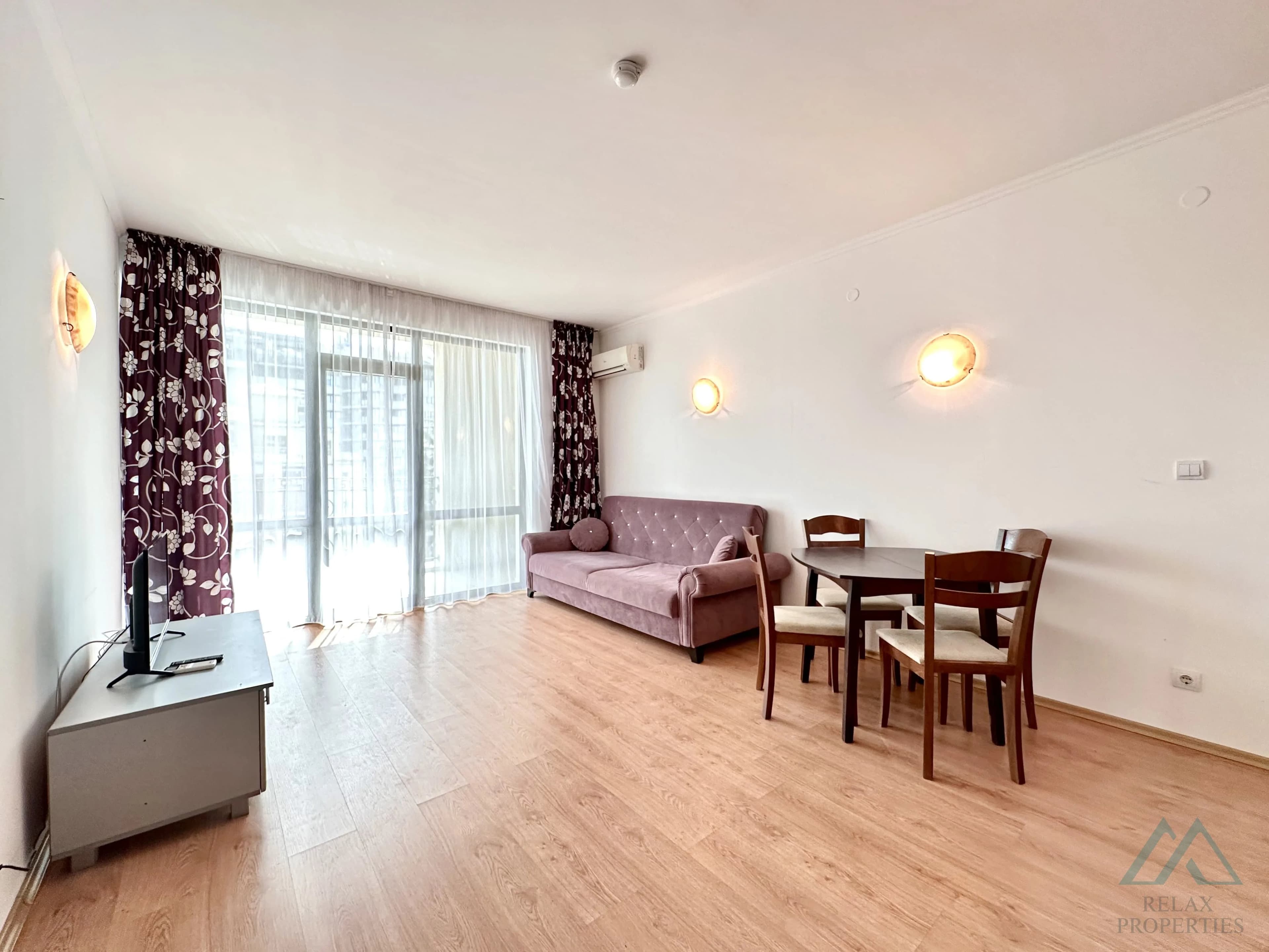 Priestranný 2-izbový apartmán 83,21 m² s 2 kúpeľňami a výhľadom na more v komplexe Babylon na Slnečnom pobreží. - foto 20