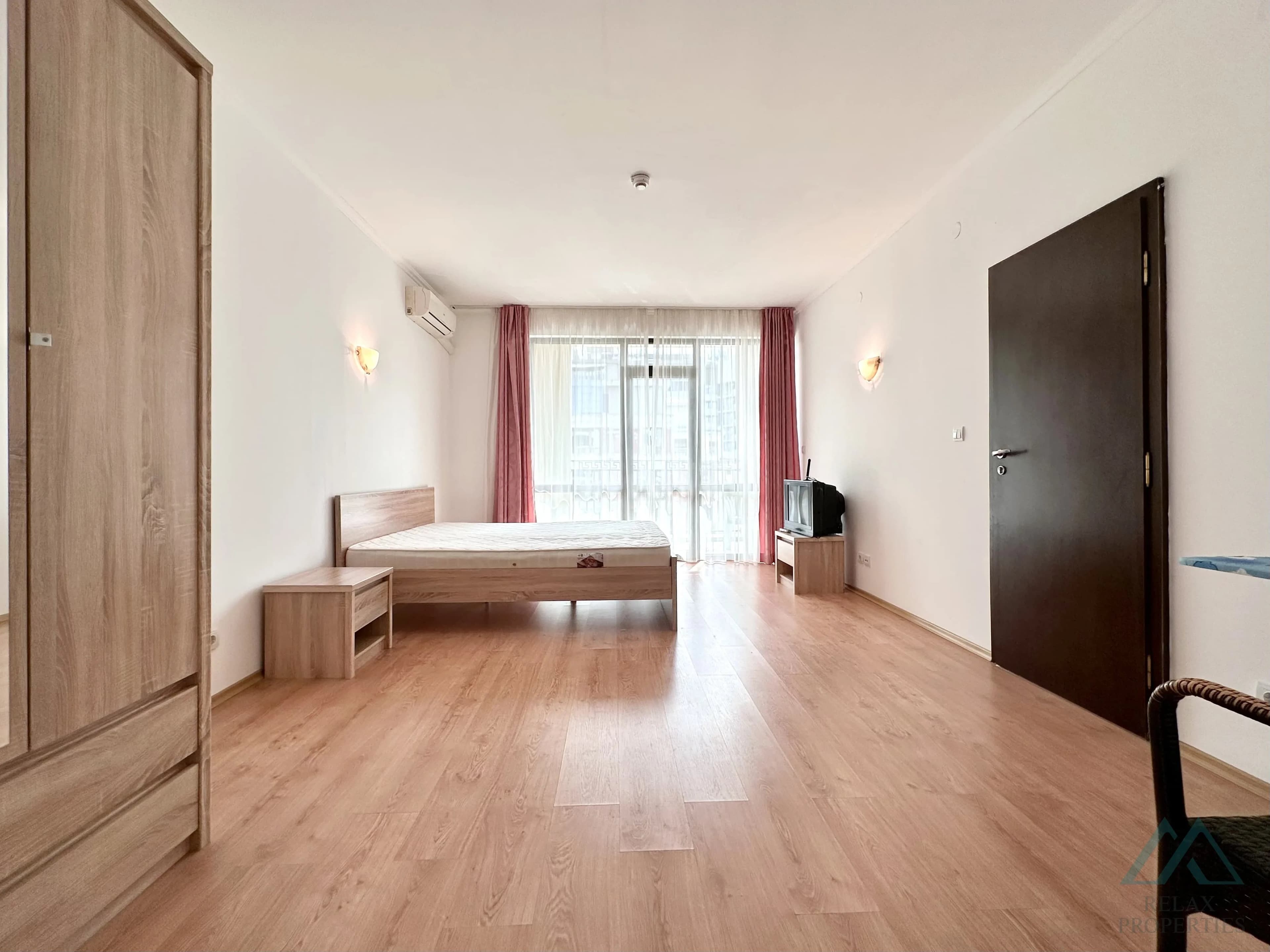 Priestranný 2-izbový apartmán 83,21 m² s 2 kúpeľňami a výhľadom na more v komplexe Babylon na Slnečnom pobreží. - foto 22