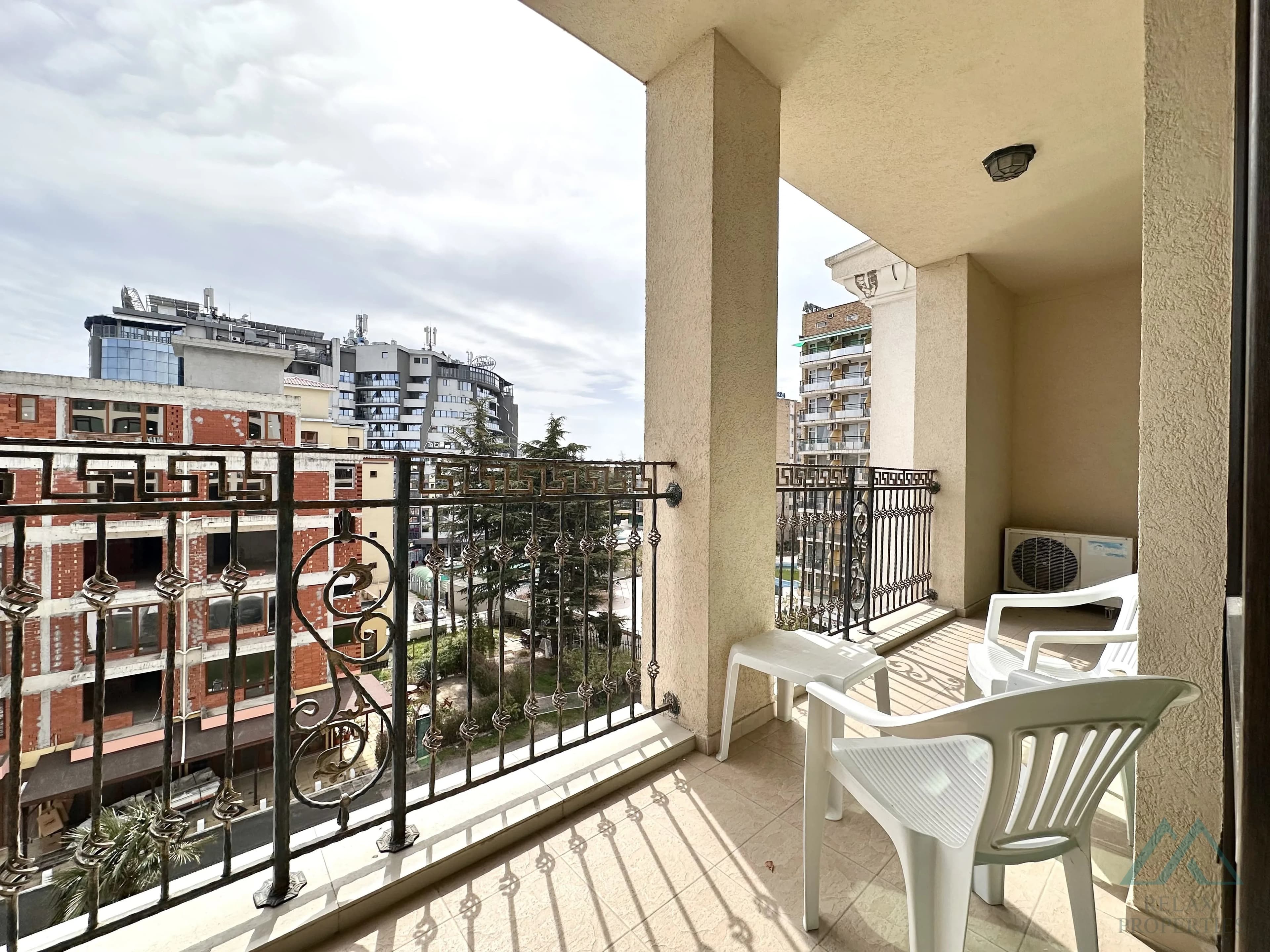 Priestranný 2-izbový apartmán 83,21 m² s 2 kúpeľňami a výhľadom na more v komplexe Babylon na Slnečnom pobreží. - foto 31