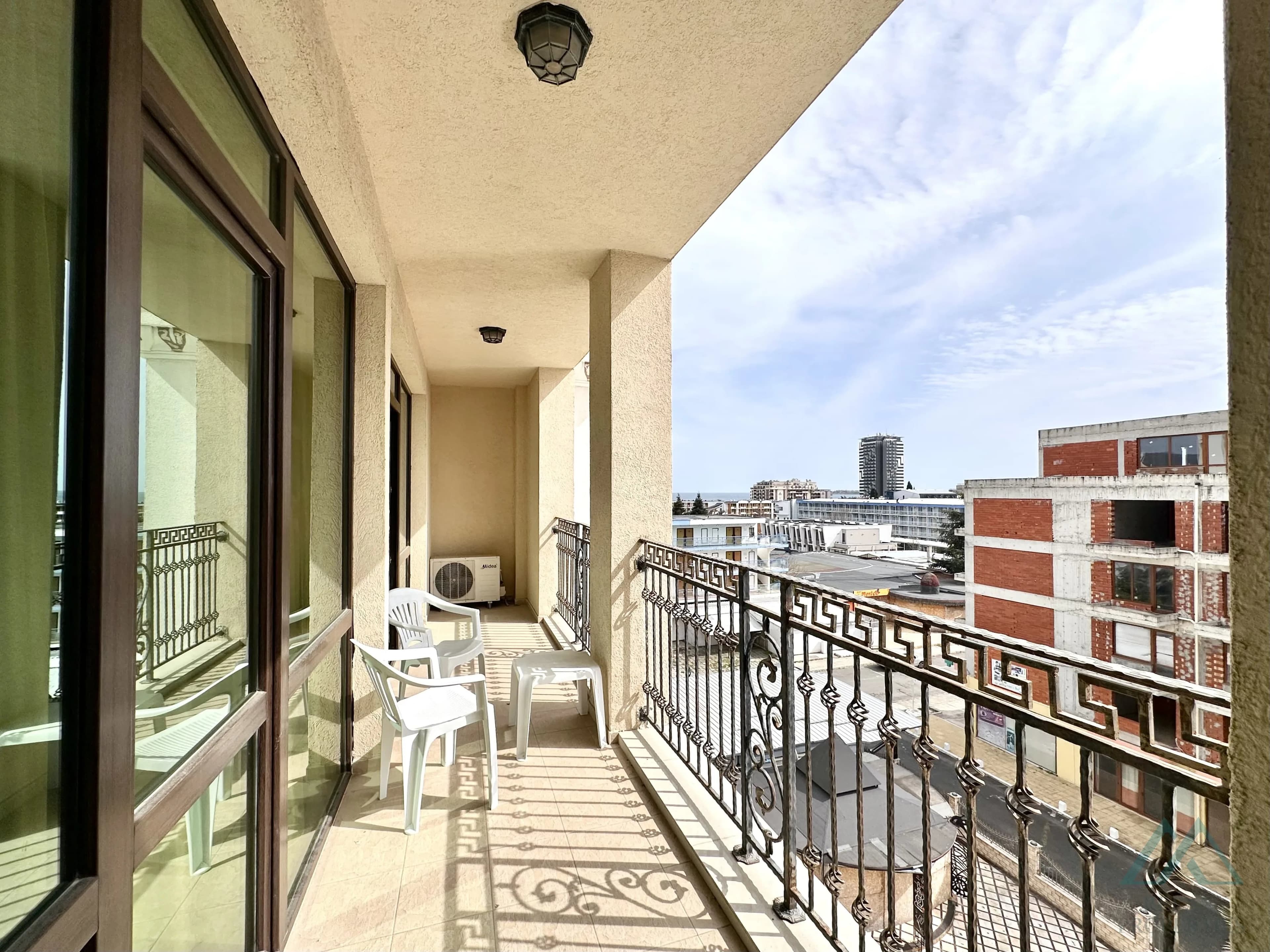 Priestranný 2-izbový apartmán 83,21 m² s 2 kúpeľňami a výhľadom na more v komplexe Babylon na Slnečnom pobreží. - foto 35