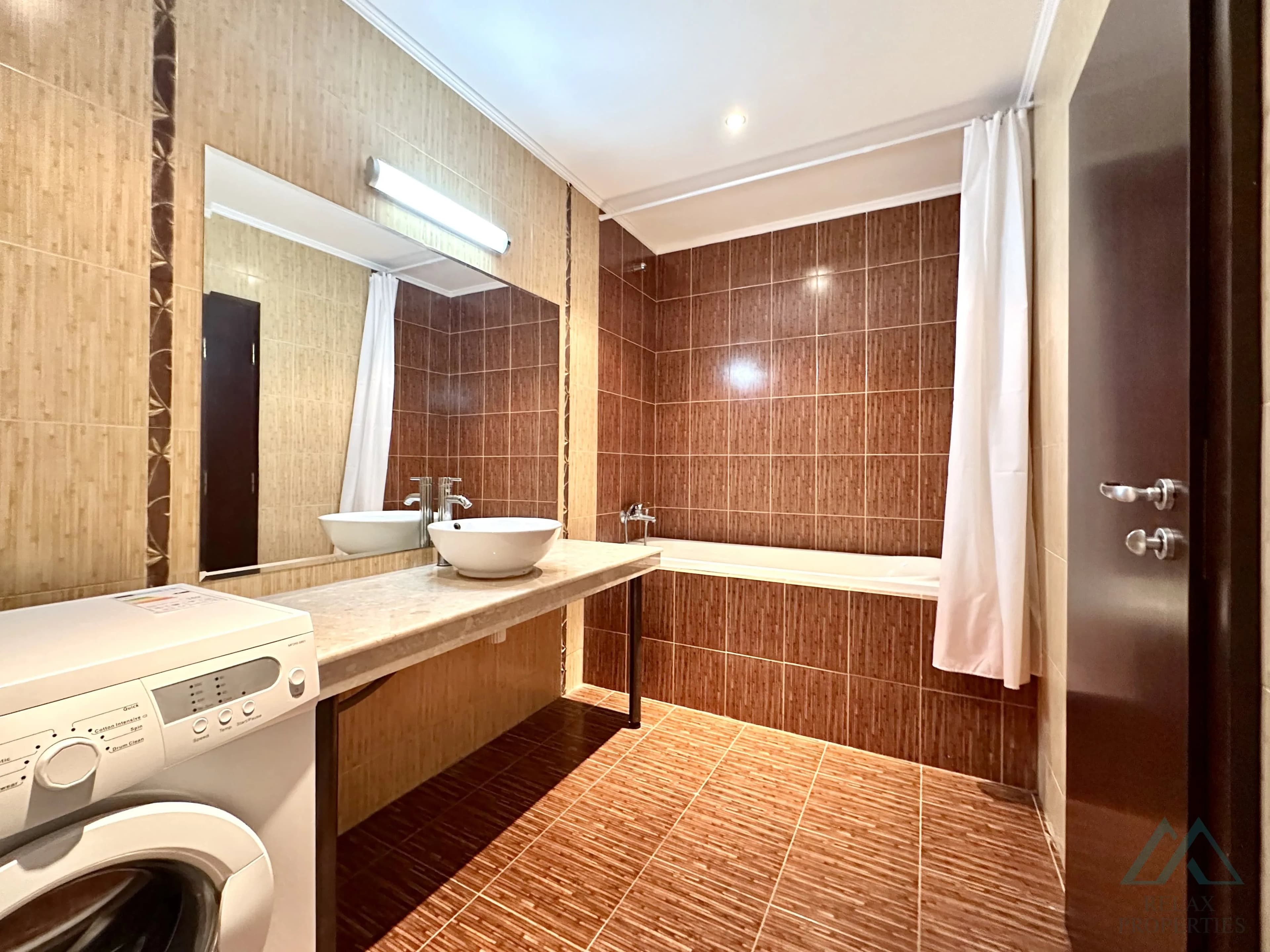 Priestranný 2-izbový apartmán 83,21 m² s 2 kúpeľňami a výhľadom na more v komplexe Babylon na Slnečnom pobreží. - foto 28