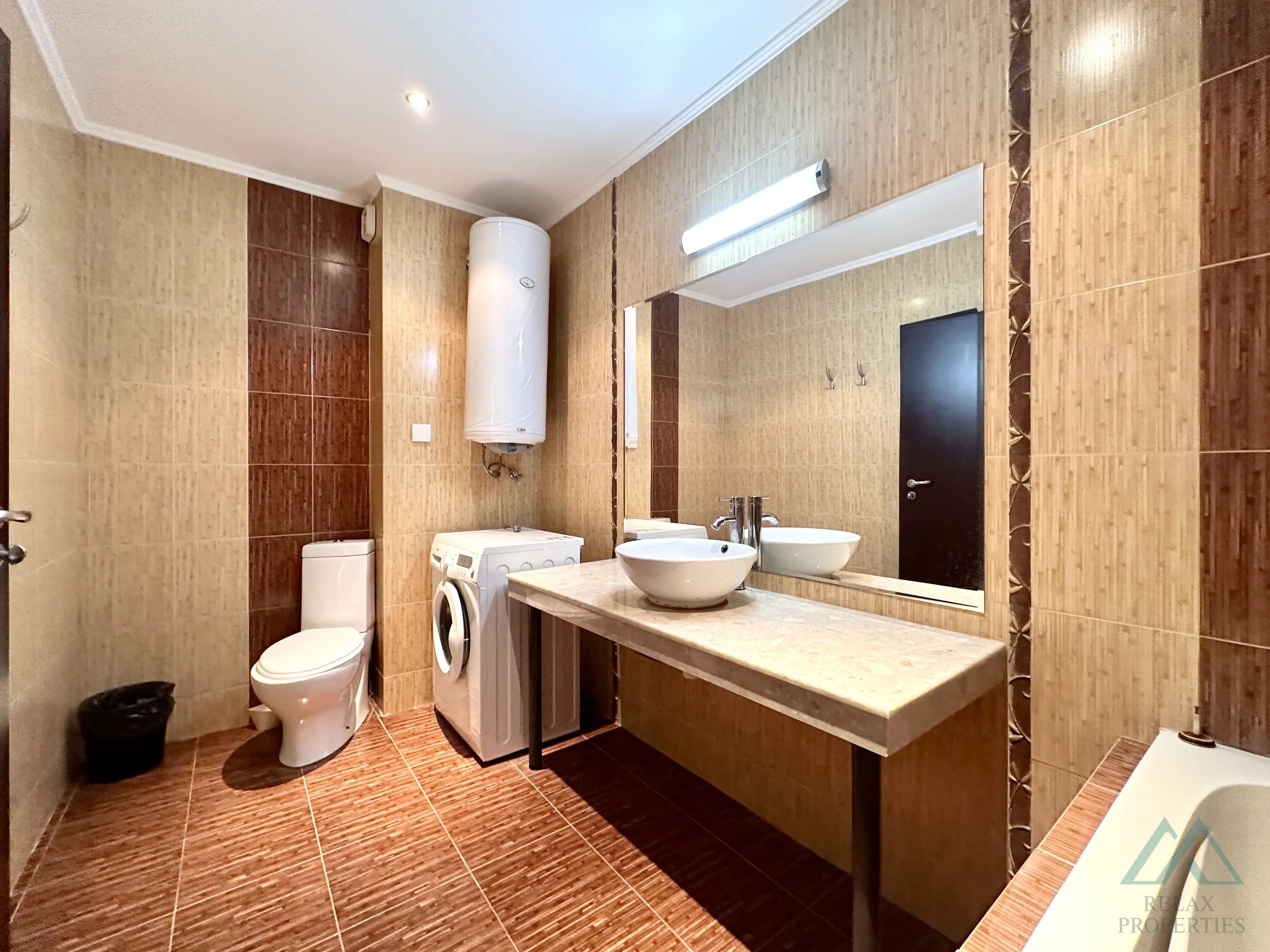 Priestranný 2-izbový apartmán 83,21 m² s 2 kúpeľňami a výhľadom na more v komplexe Babylon na Slnečnom pobreží. - foto 27