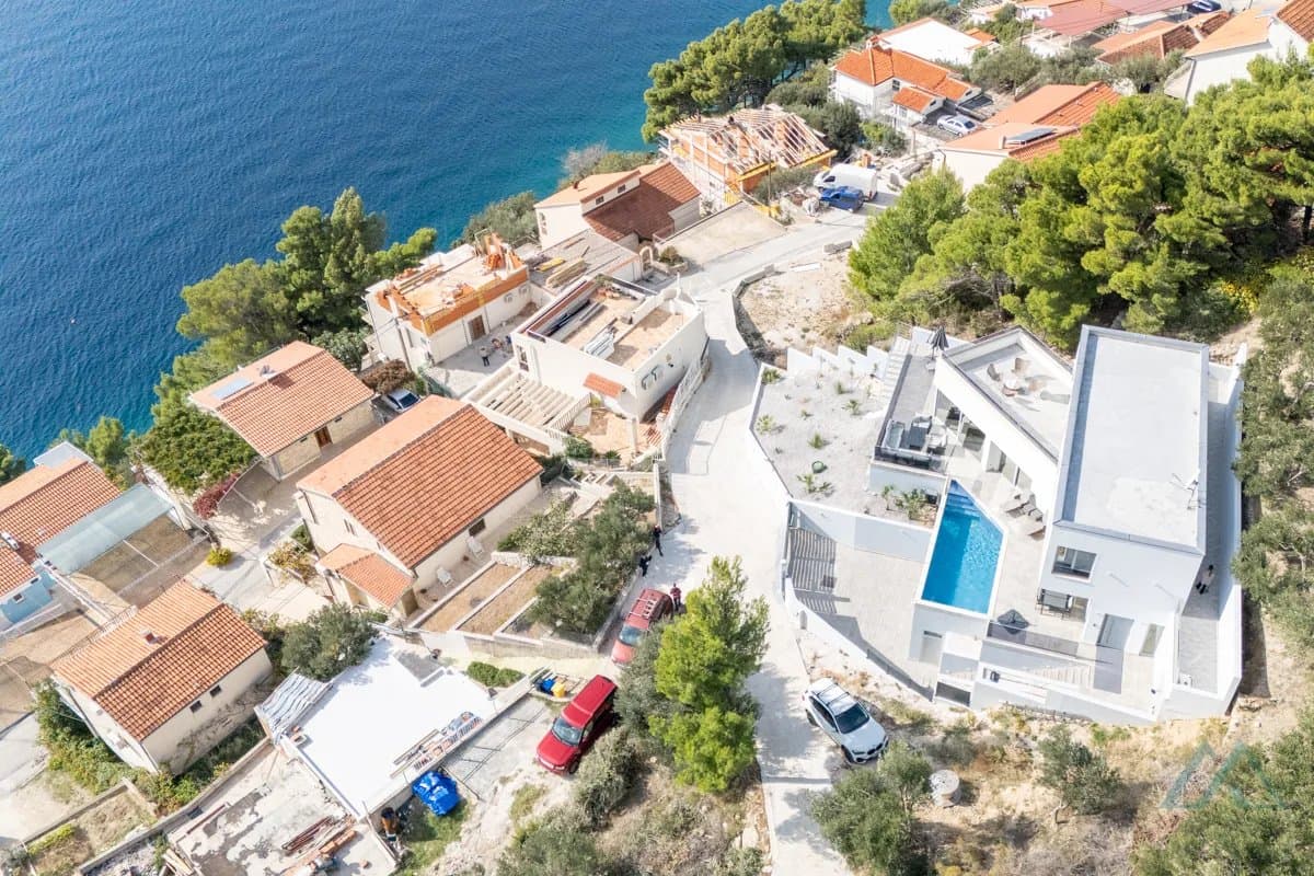 Vila s panoramatickým výhľadom na more a infinity bazénom, 70m od mora, Omiš – Dalmácia - 1