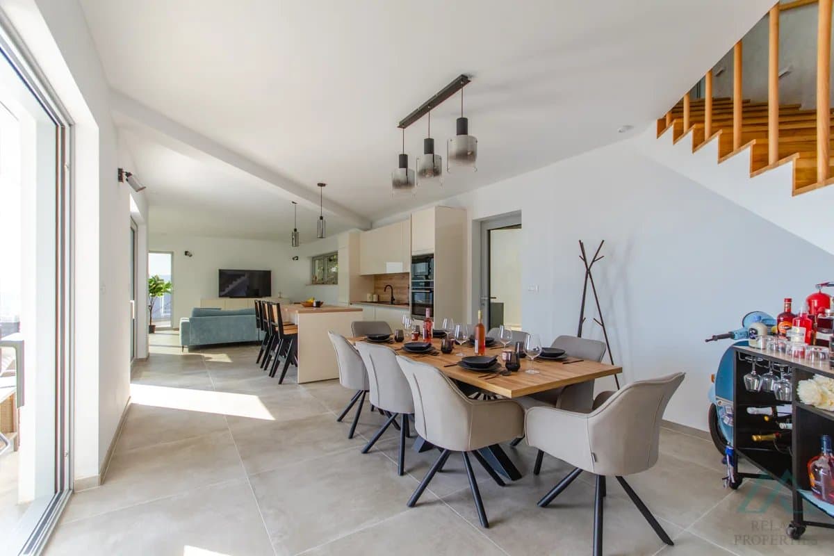 Vila s panoramatickým výhľadom na more a infinity bazénom, 70m od mora, Omiš – Dalmácia - foto 9