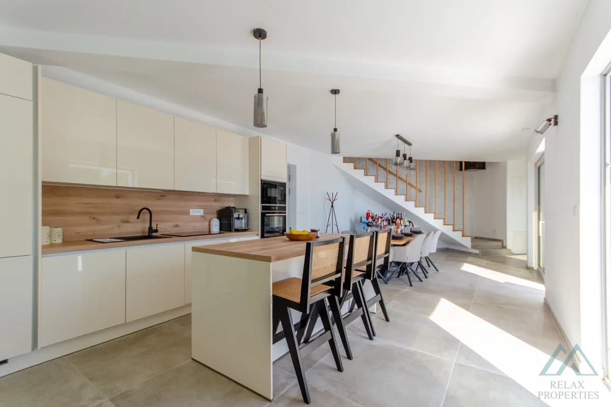 Vila s panoramatickým výhľadom na more a infinity bazénom, 70m od mora, Omiš – Dalmácia - foto 10