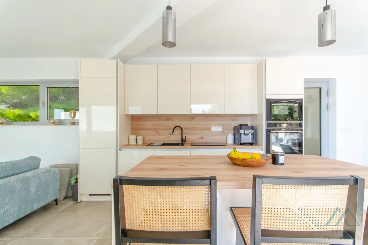 Vila s panoramatickým výhľadom na more a infinity bazénom, 70m od mora, Omiš – Dalmácia - foto 11