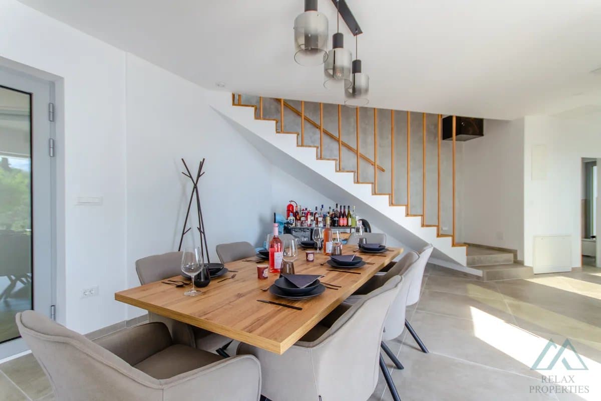 Vila s panoramatickým výhľadom na more a infinity bazénom, 70m od mora, Omiš – Dalmácia - foto 8