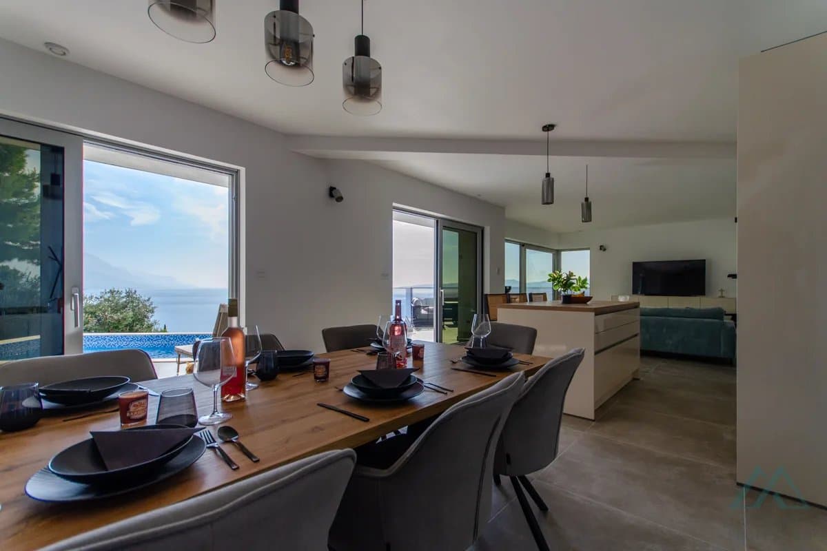 Vila s panoramatickým výhľadom na more a infinity bazénom, 70m od mora, Omiš – Dalmácia - foto 7