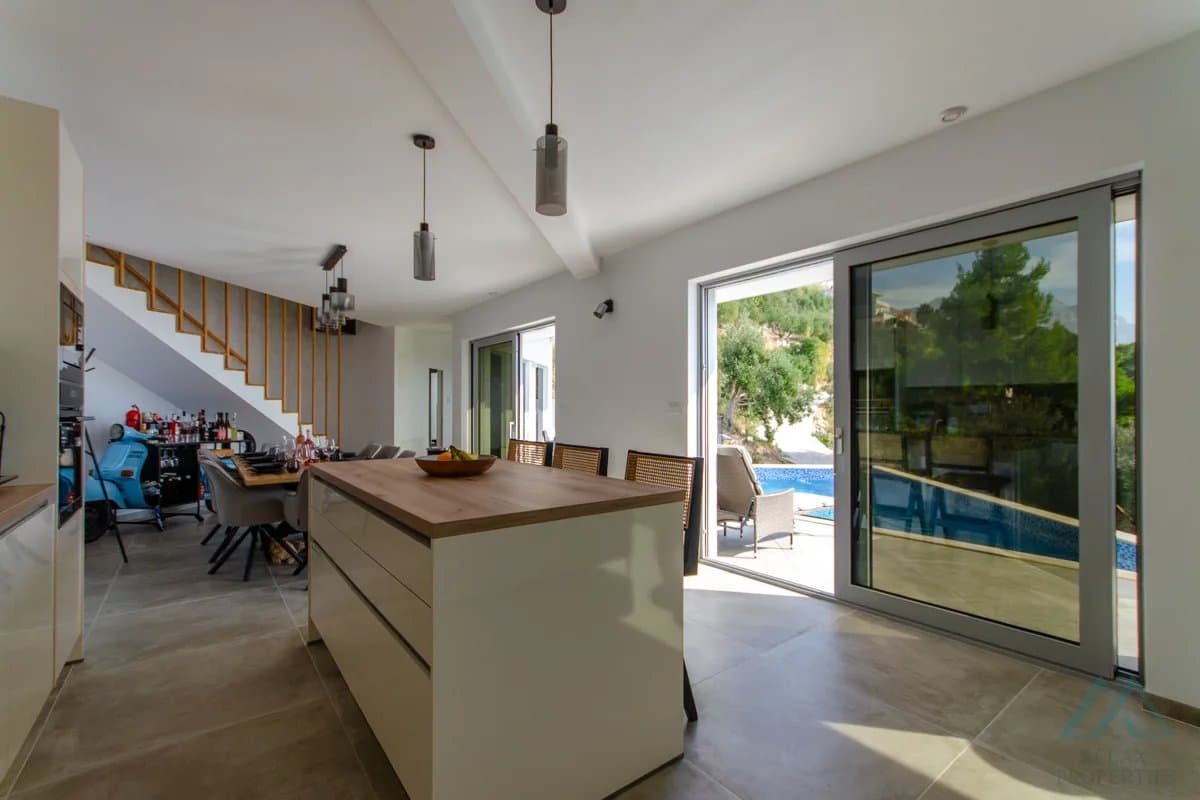 Vila s panoramatickým výhľadom na more a infinity bazénom, 70m od mora, Omiš – Dalmácia - foto 13