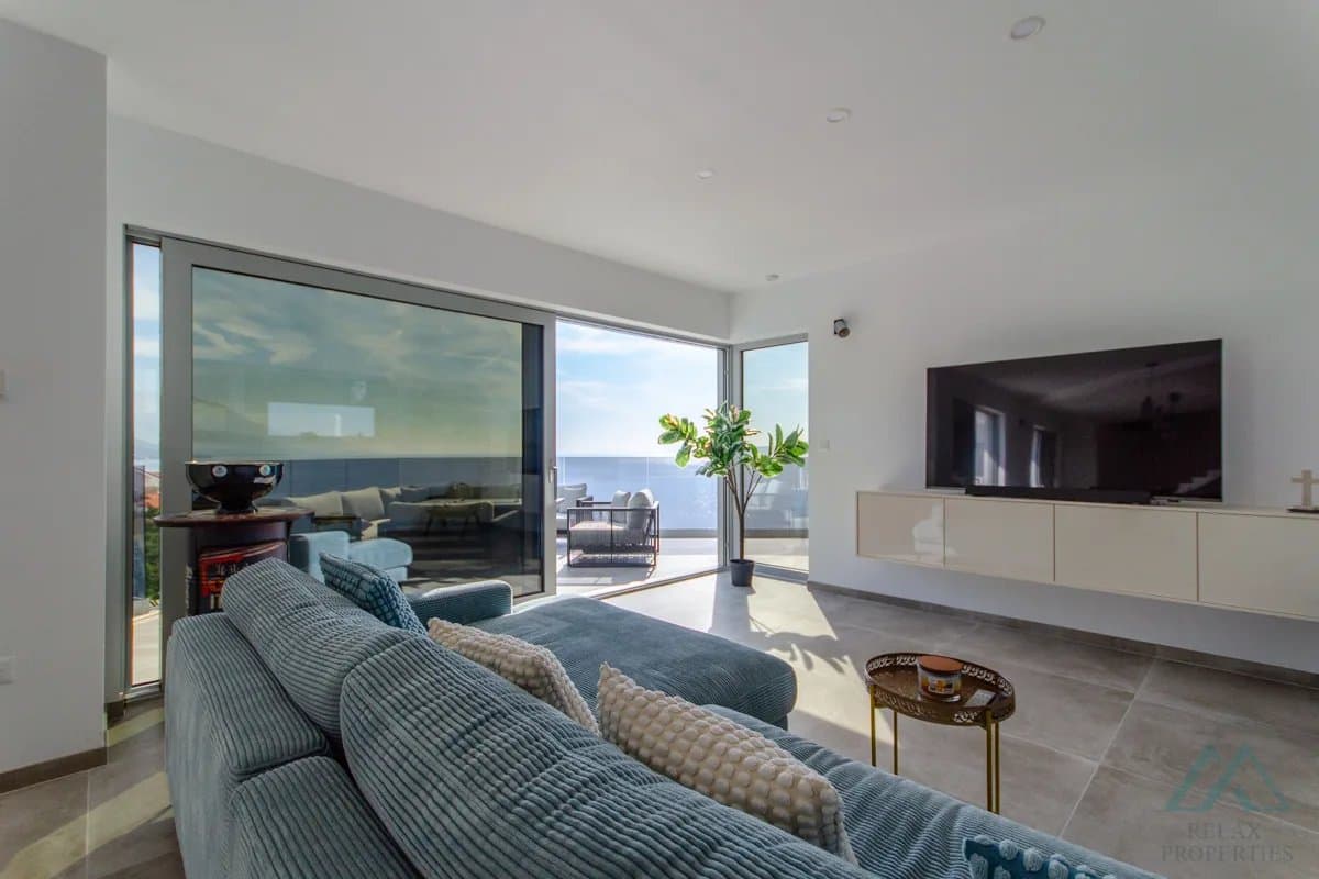 Vila s panoramatickým výhľadom na more a infinity bazénom, 70m od mora, Omiš – Dalmácia - foto 14