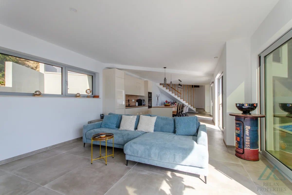 Vila s panoramatickým výhľadom na more a infinity bazénom, 70m od mora, Omiš – Dalmácia - foto 15