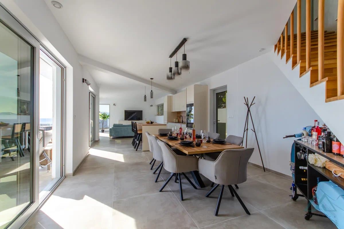 Vila s panoramatickým výhľadom na more a infinity bazénom, 70m od mora, Omiš – Dalmácia - foto 12