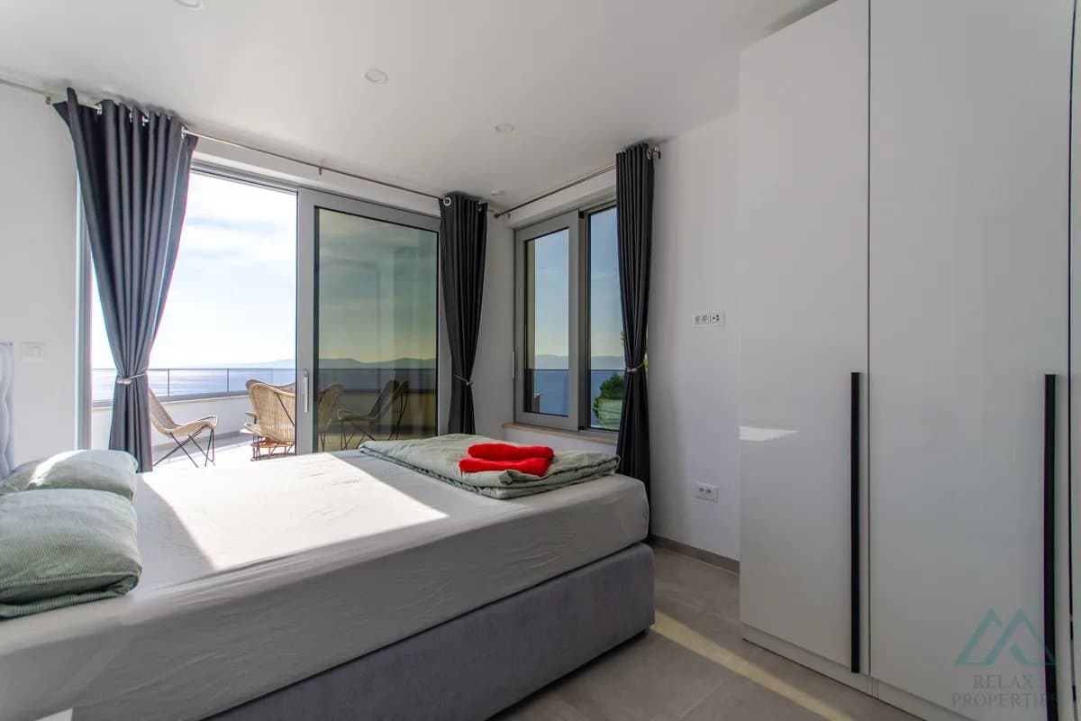 Vila s panoramatickým výhľadom na more a infinity bazénom, 70m od mora, Omiš – Dalmácia - foto 17