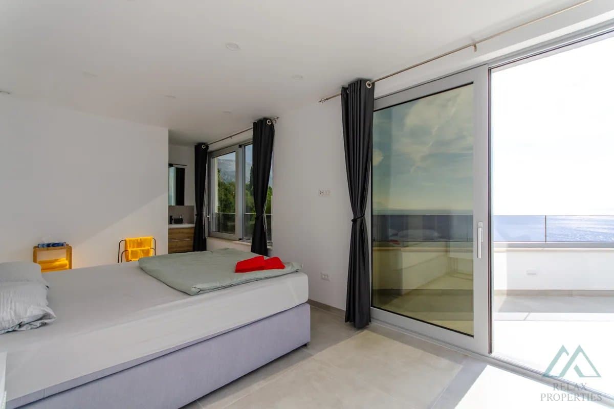 Vila s panoramatickým výhľadom na more a infinity bazénom, 70m od mora, Omiš – Dalmácia - foto 18
