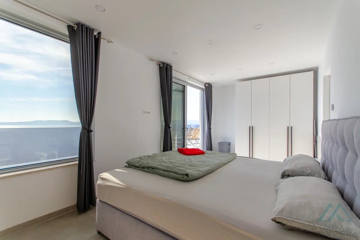 Vila s panoramatickým výhľadom na more a infinity bazénom, 70m od mora, Omiš – Dalmácia - foto 19
