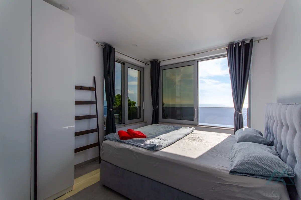 Vila s panoramatickým výhľadom na more a infinity bazénom, 70m od mora, Omiš – Dalmácia - foto 20