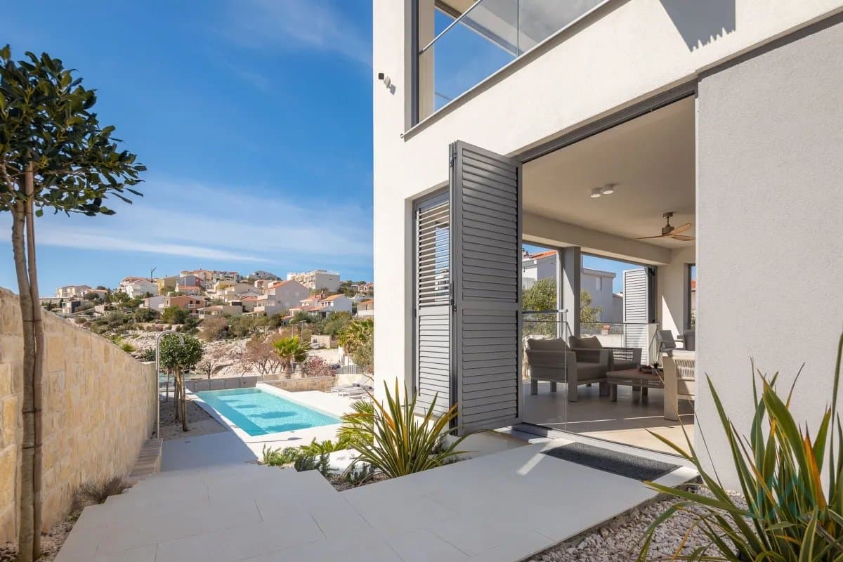 Luxusná vila s bazénom v 1. línii pri mori, Rogoznica – Dalmácia - 5