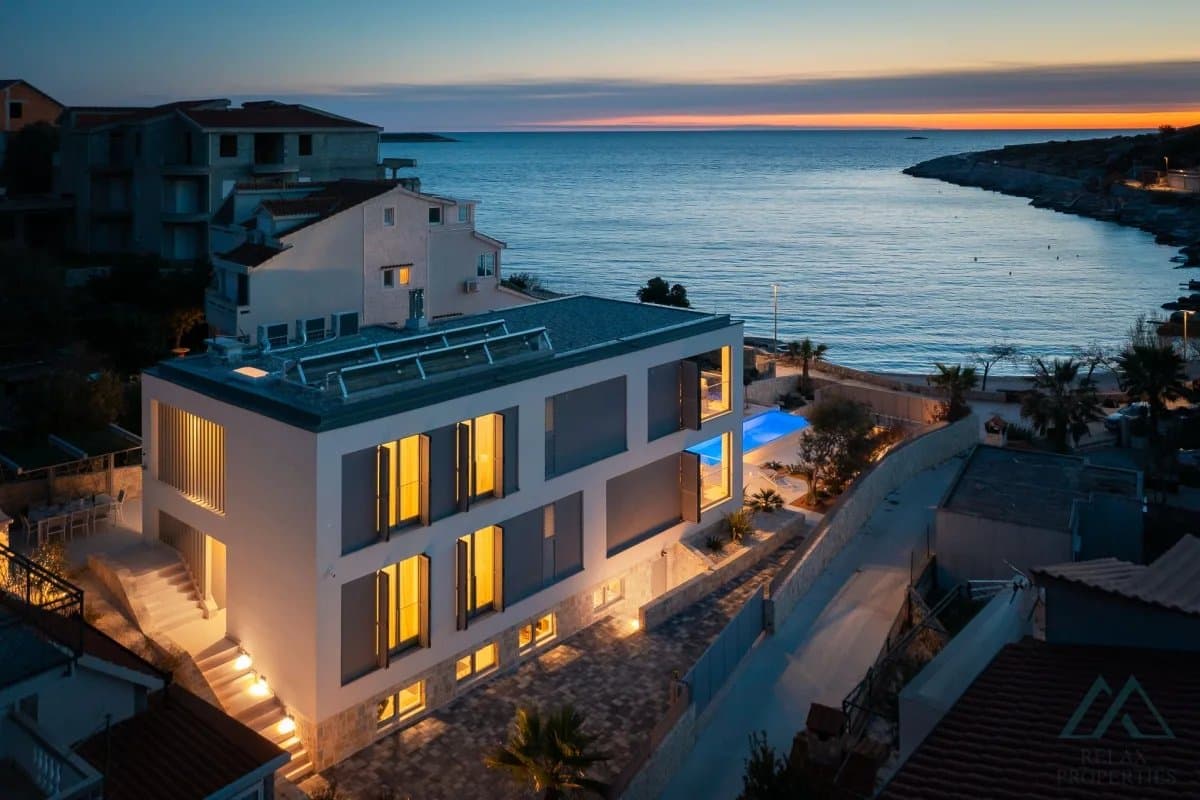 Luxusná vila s bazénom v 1. línii pri mori, Rogoznica – Dalmácia - foto 21