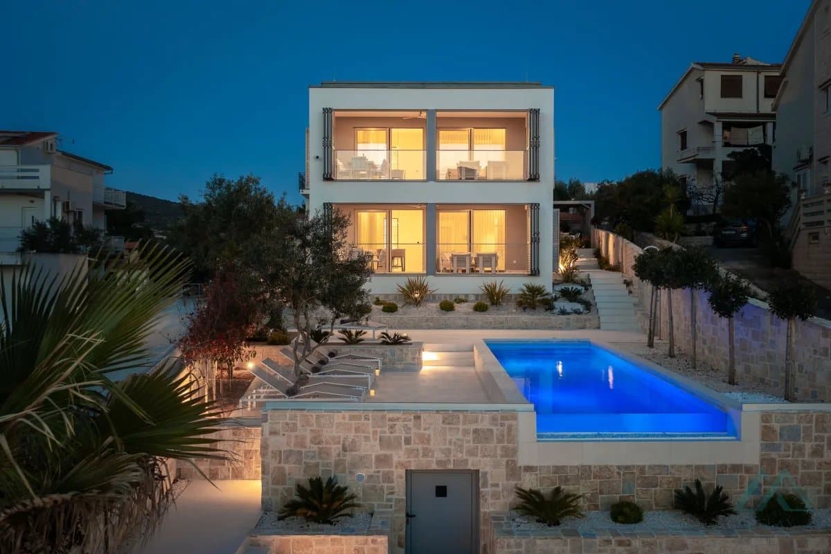 Luxusná vila s bazénom v 1. línii pri mori, Rogoznica – Dalmácia - foto 24