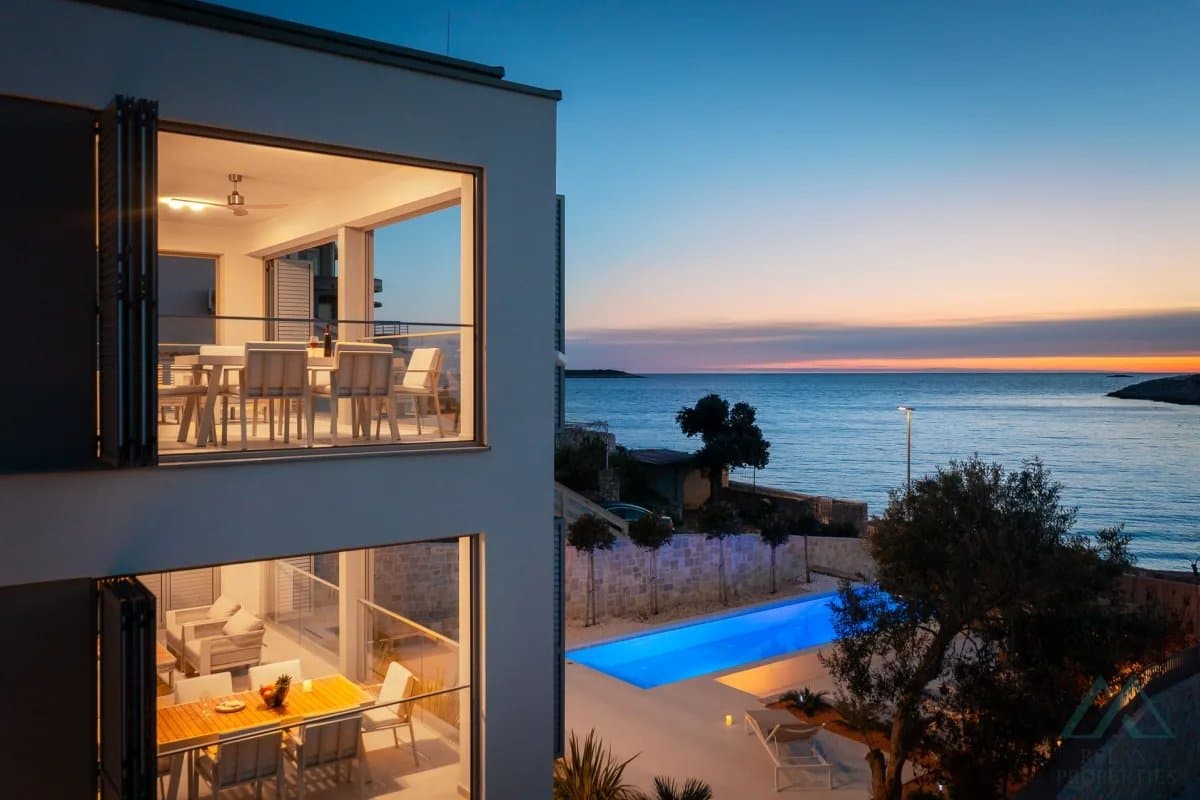 Luxusná vila s bazénom v 1. línii pri mori, Rogoznica – Dalmácia - foto 25