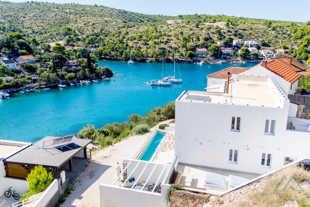 Novostavba vily s bazénom a otvoreným výhľadom na more, Brač – Bobovišća - 1