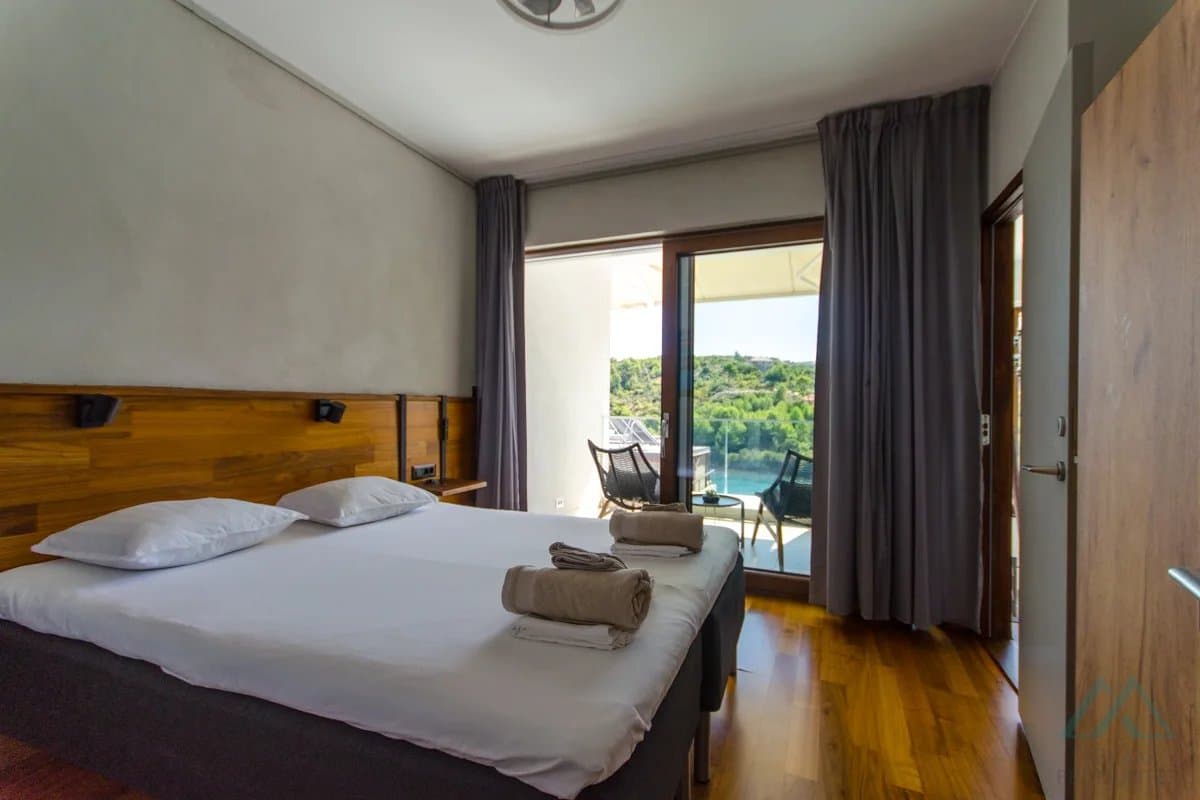 Novostavba vily s bazénom a otvoreným výhľadom na more, Brač – Bobovišća - foto 19