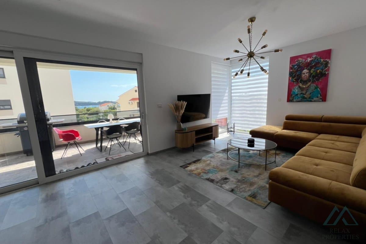 Priestranný 3-izbový apartmán so záhradou, Vodice – Dalmácia - foto 2