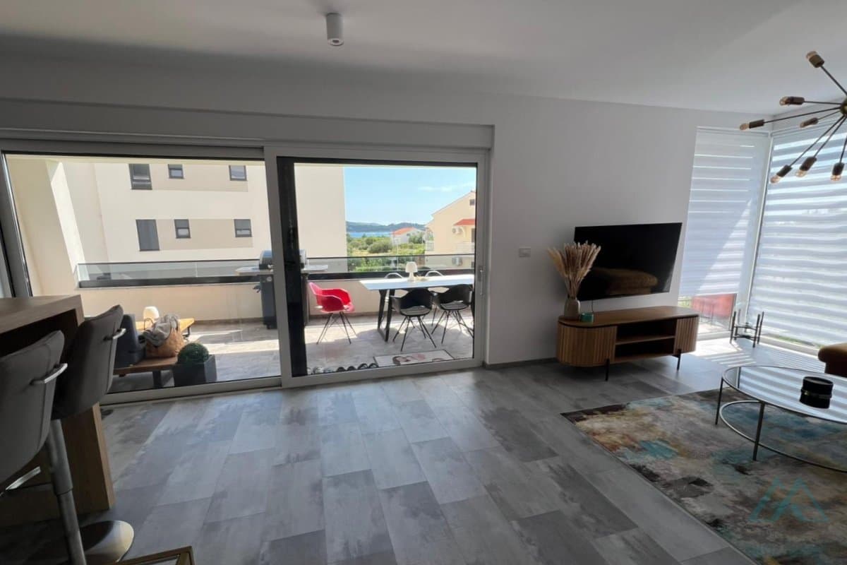 Priestranný 3-izbový apartmán so záhradou, Vodice – Dalmácia - foto 1