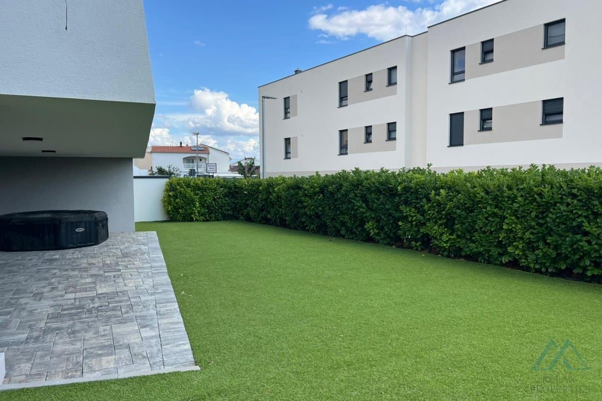 Priestranný 3-izbový apartmán so záhradou, Vodice – Dalmácia - foto 3