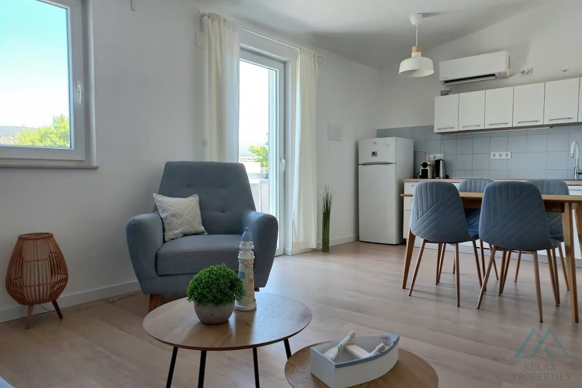 3-izbový apartmán pri pláži s výhľadom na more, Rogoznica – Dalmácia - foto 8