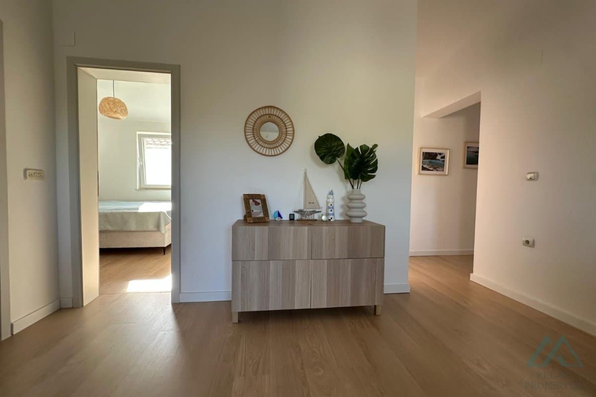 3-izbový apartmán pri pláži s výhľadom na more, Rogoznica – Dalmácia - foto 15