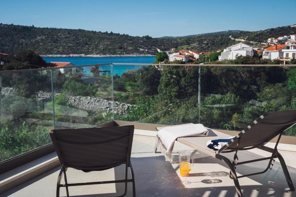 Vila s dvoma apartmánmi a bazénom, Rogoznica – Dalmácia - 3