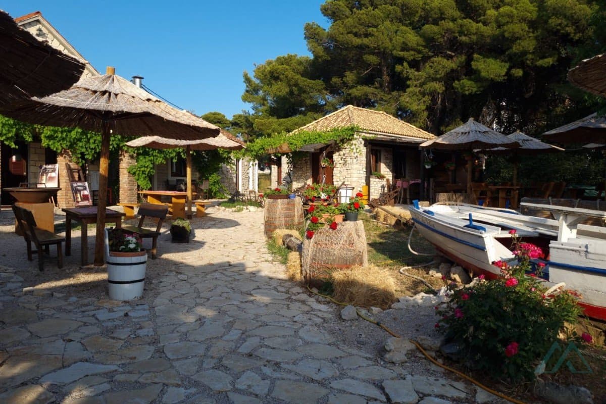 Turistický komplex pri mori – etno dedinka, Vodice, prvá línia pri mori - 3