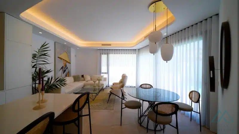 4-izbová vila v Villa Le Mans, Los Altos s privátnym bazénom - 2